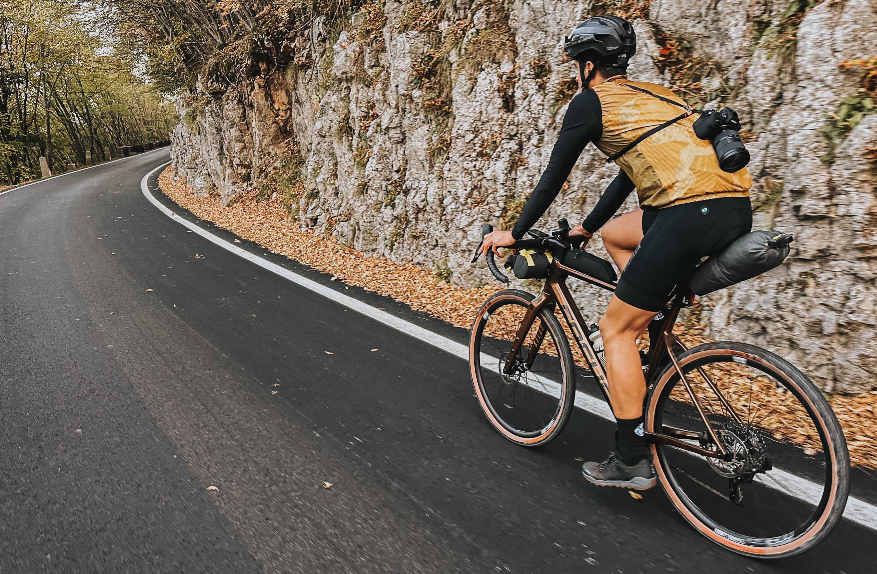 Rennradfahrer auf einer Straße bergauf
