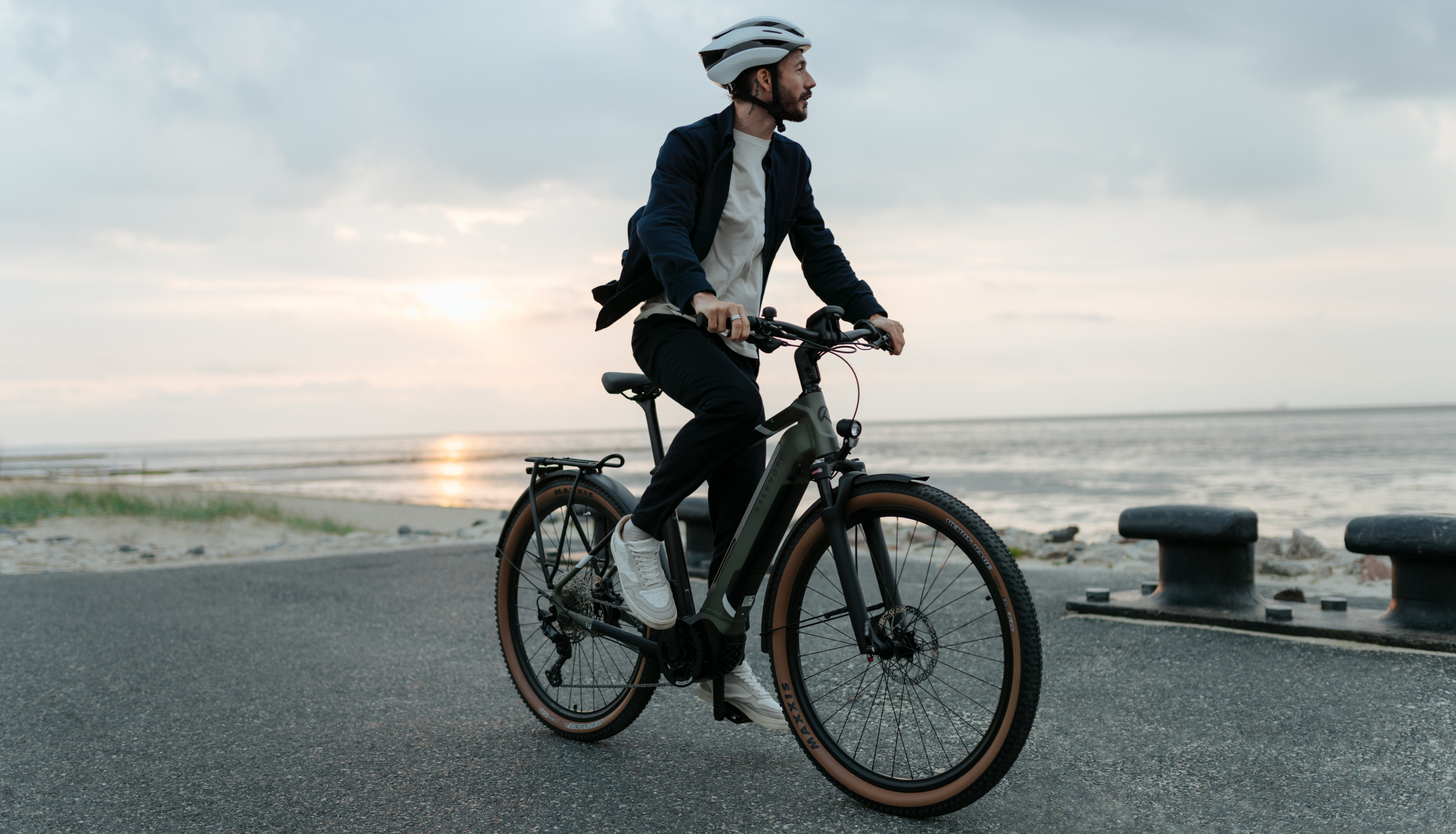 Mann auf E-Bike am Wasser