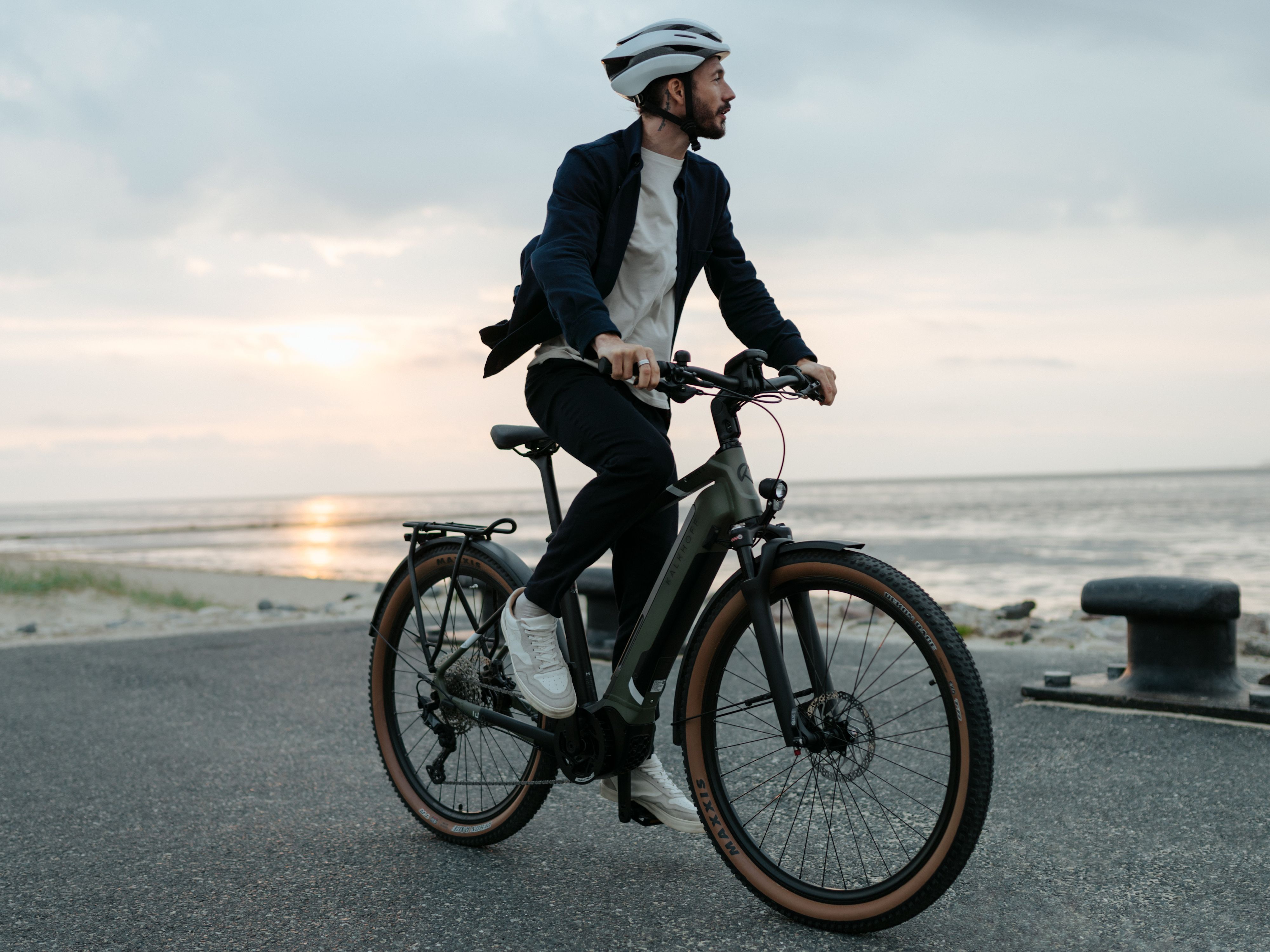 Mann auf E-Bike am Wasser