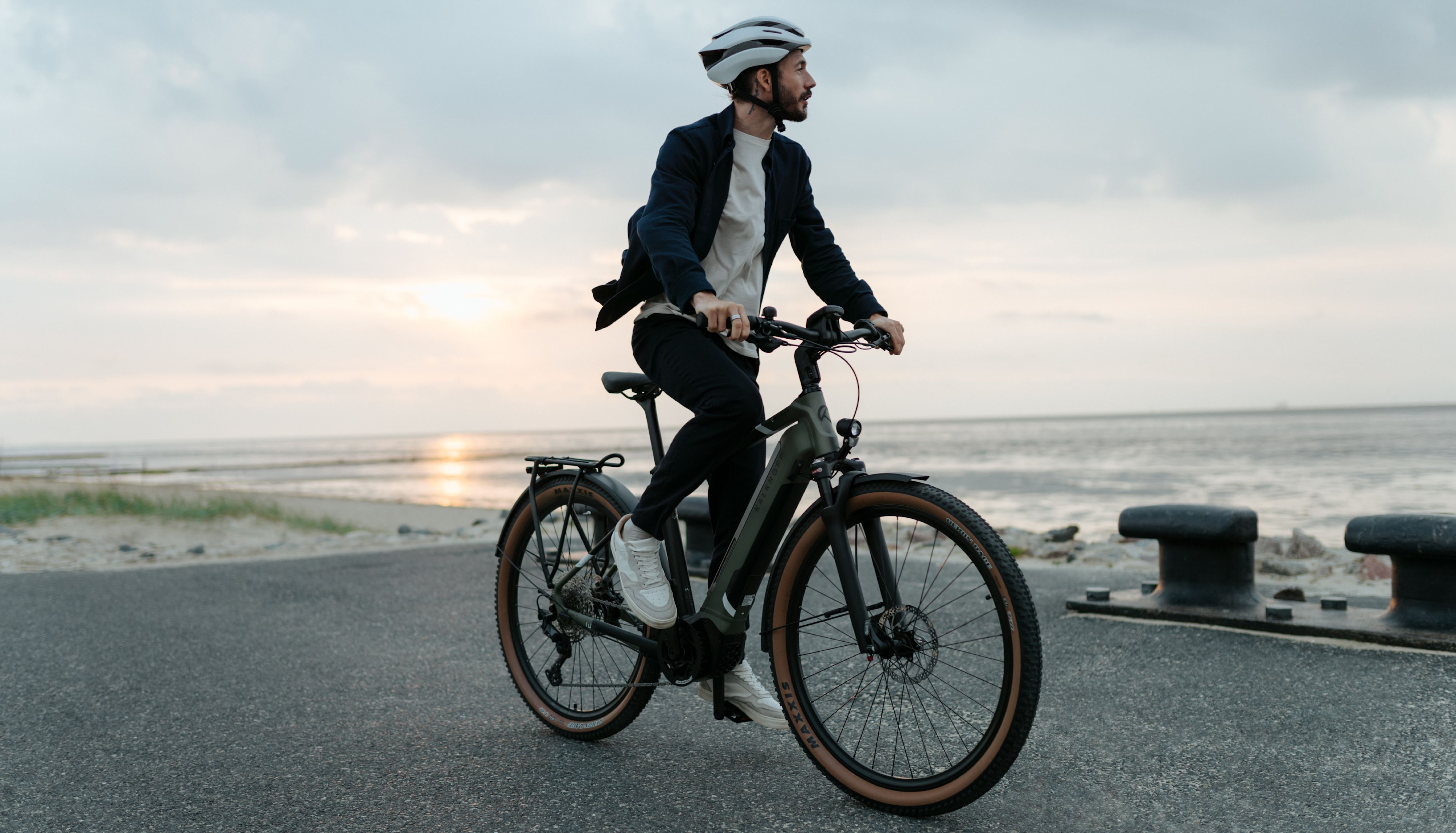 Mann auf E-Bike am Wasser