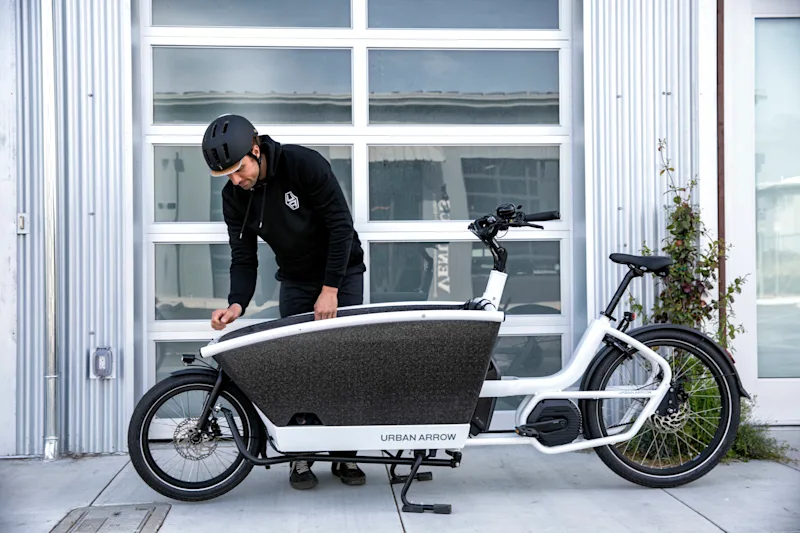 Mann bei einem Lastenfahrrad