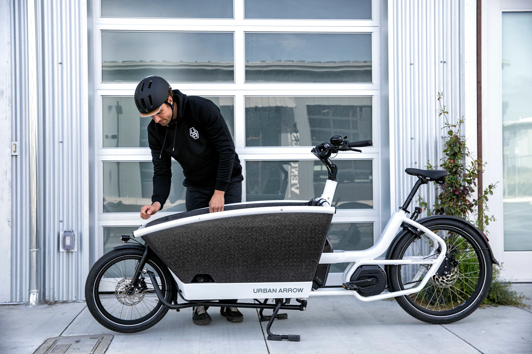 Mann bei einem Lastenfahrrad