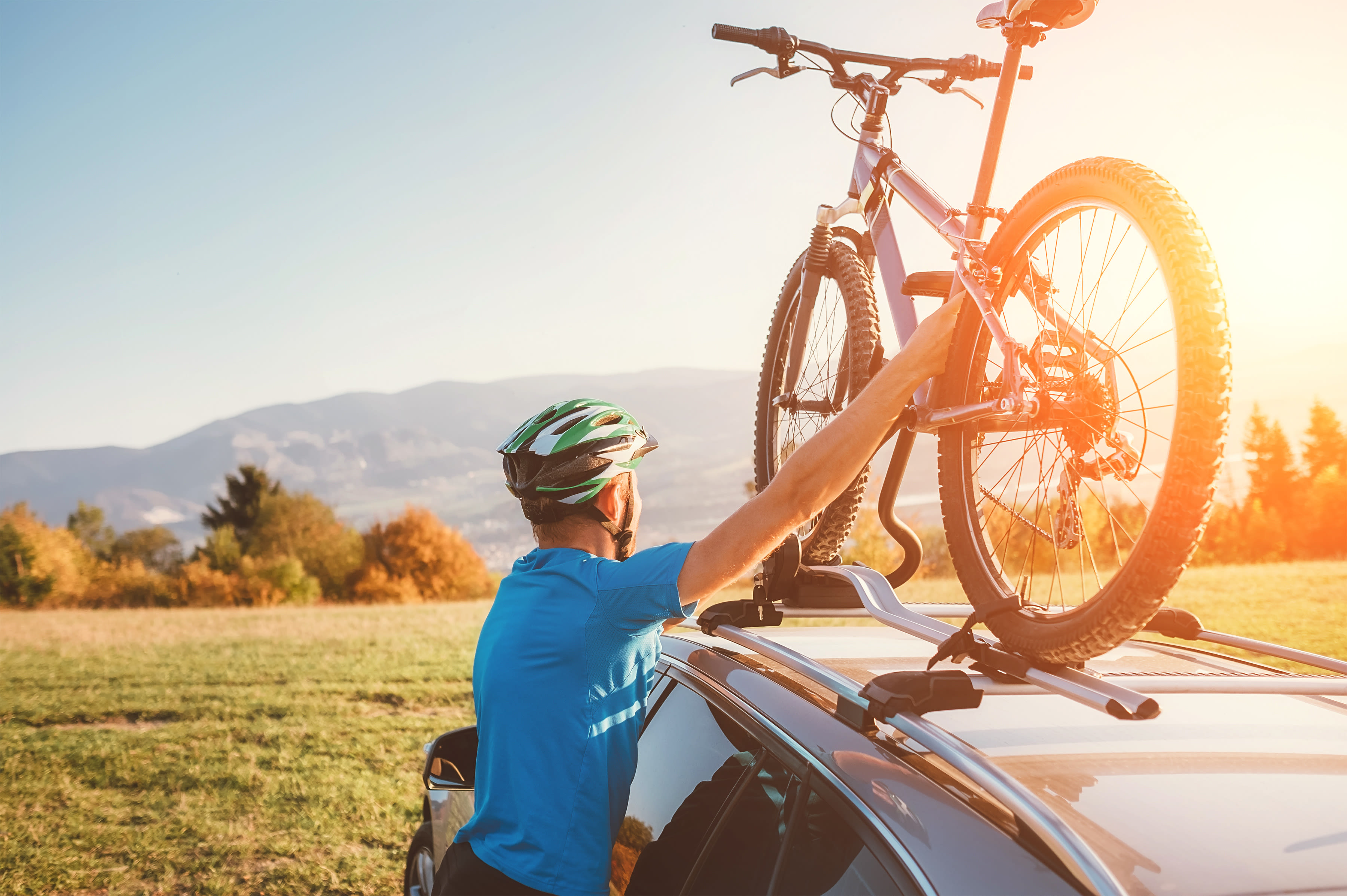 Fahrrad das auf einem Autodach befestigt wird