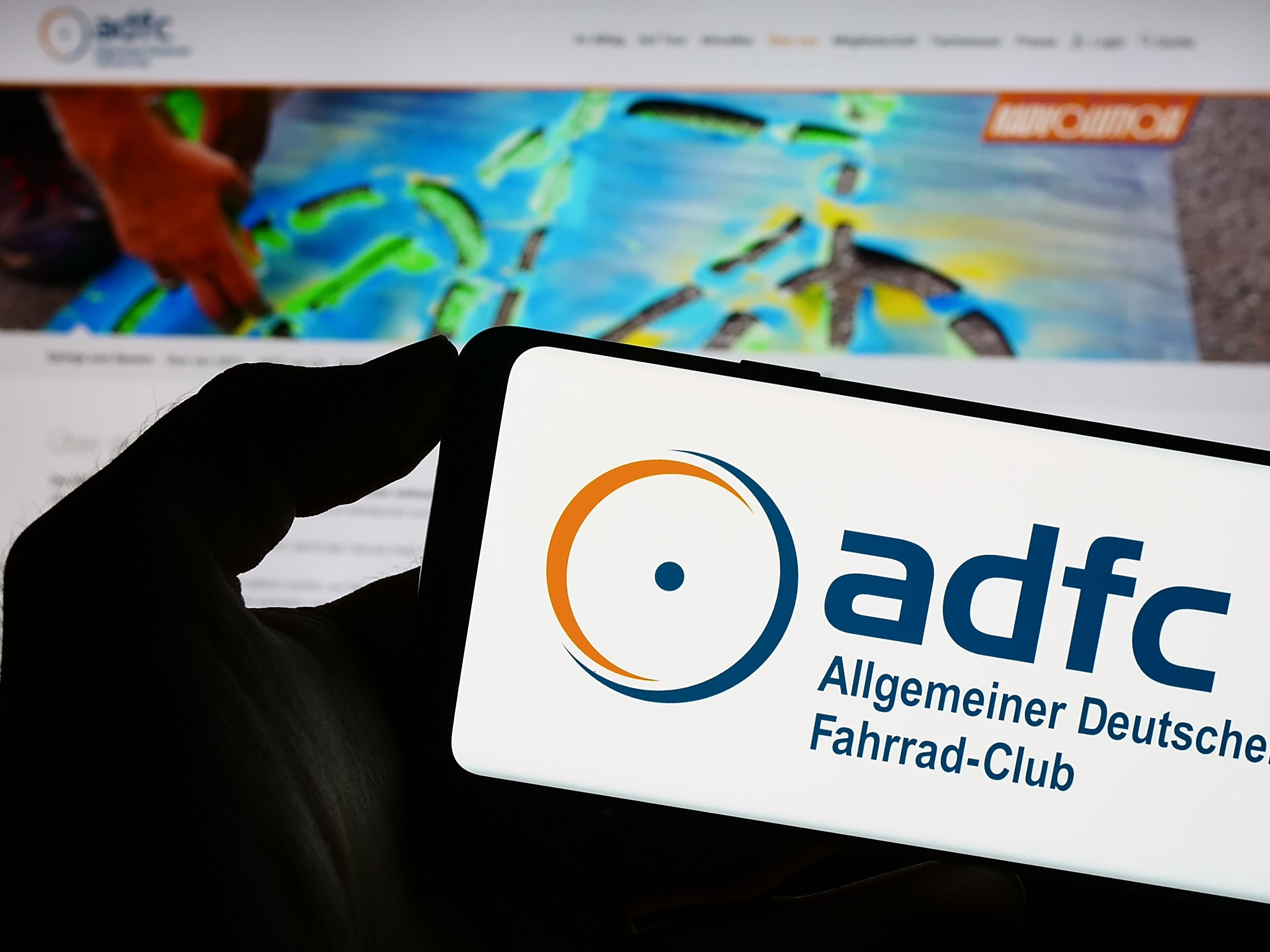 Smartphone mit geöffneter ADFC-Seite vor Bildschirm