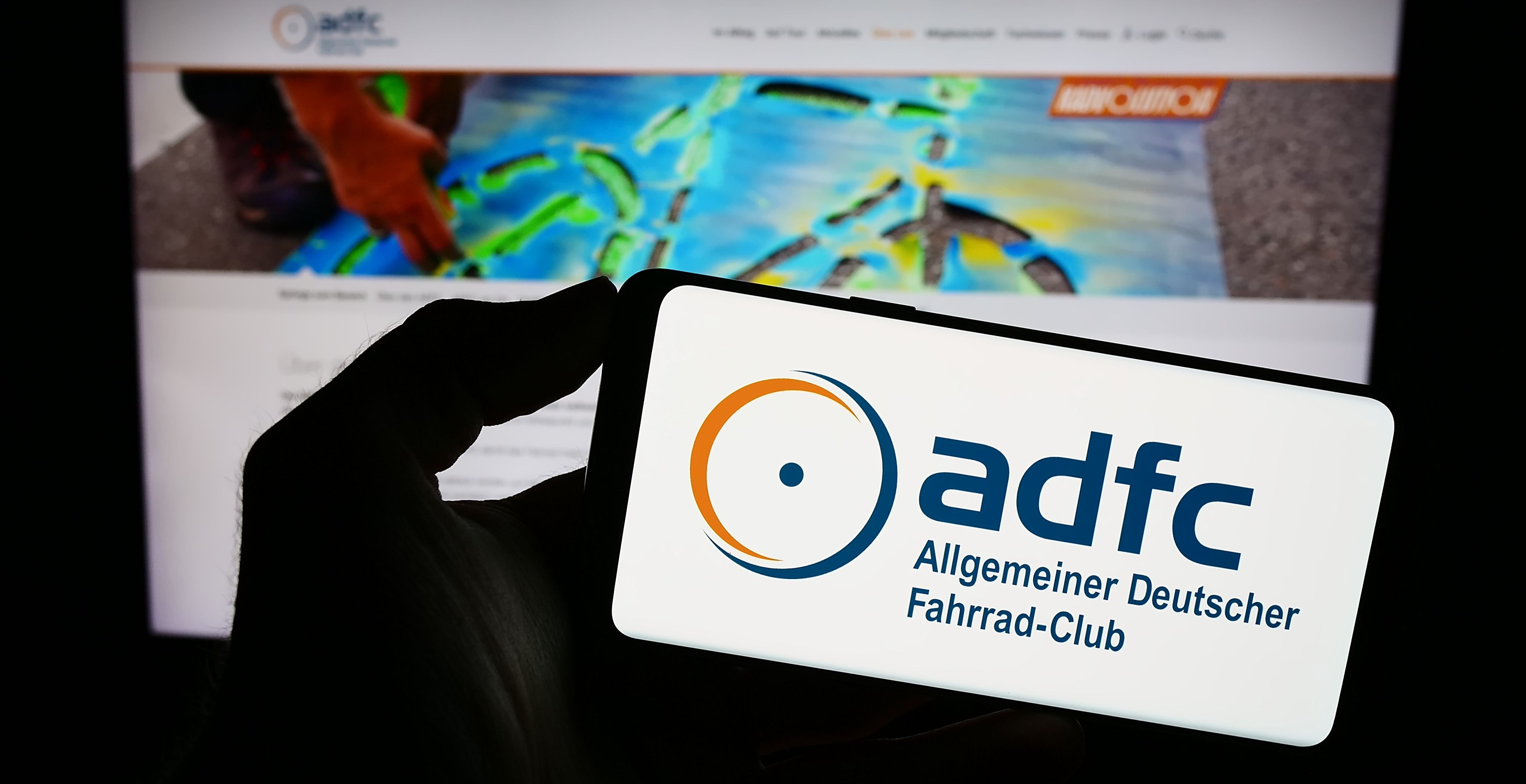 Smartphone mit geöffneter ADFC-Seite vor Bildschirm