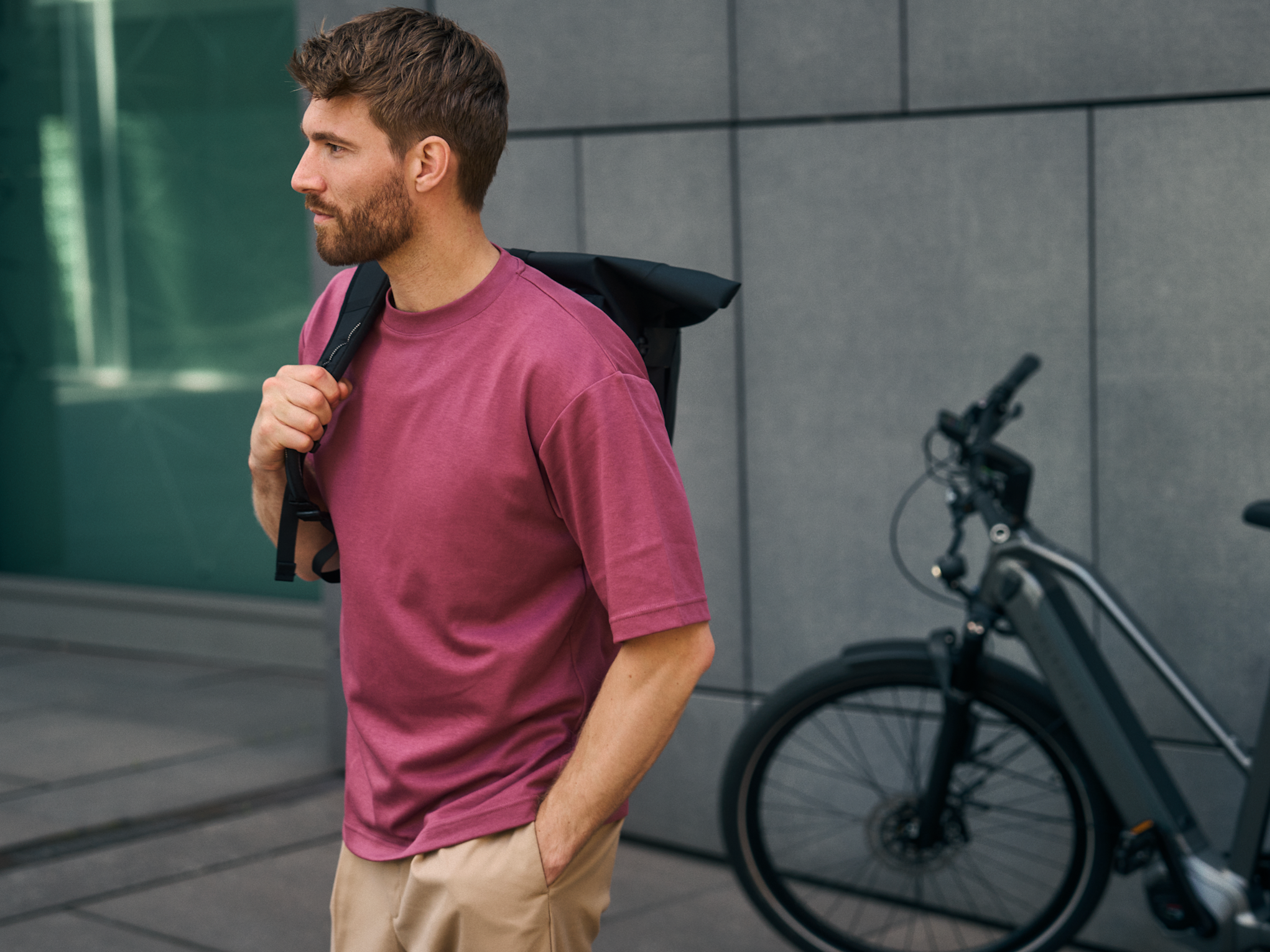 Mann mit Rucksack der von seinem Fahrrad weg läuft