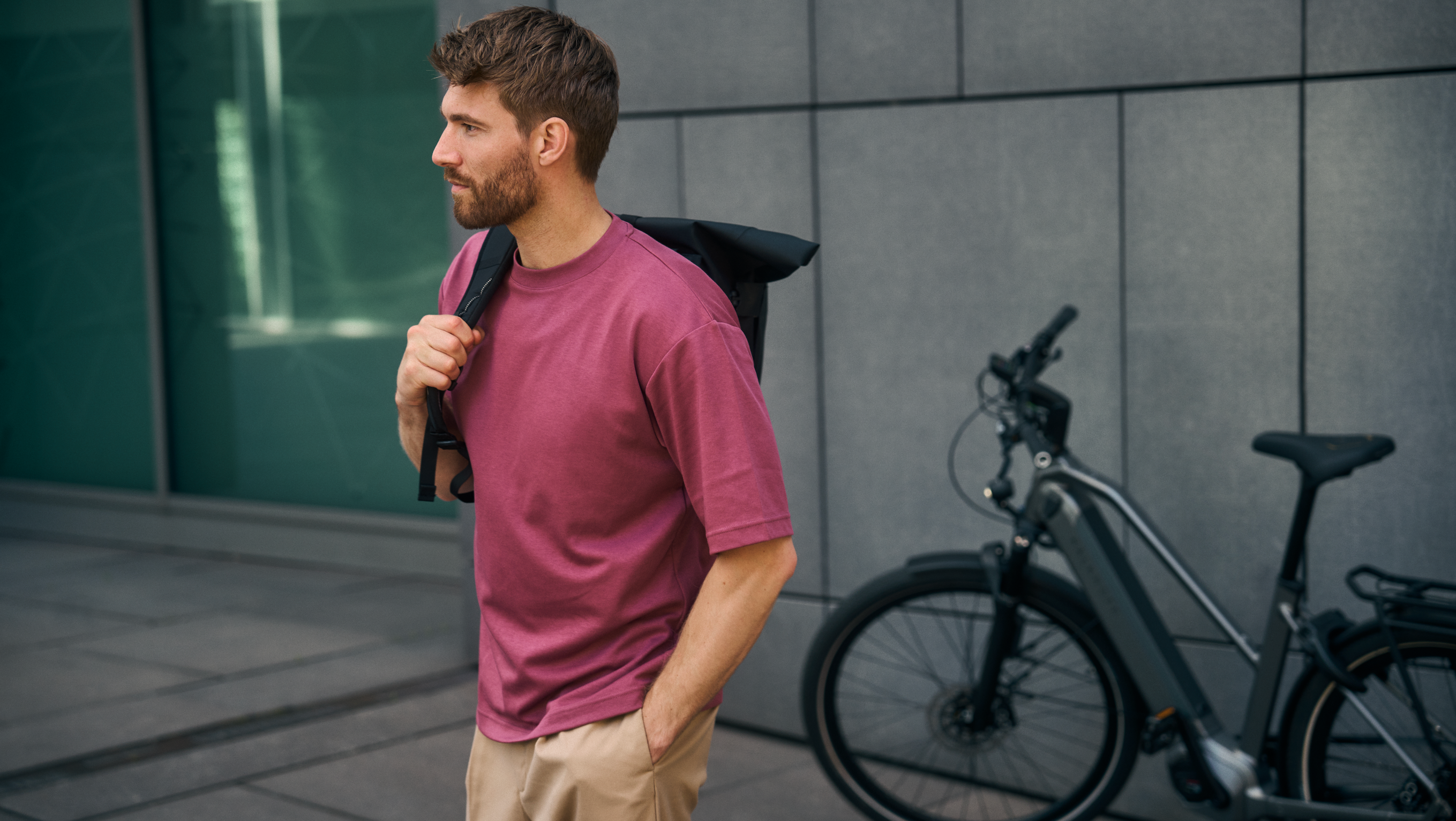 Mann mit Rucksack der von seinem Fahrrad weg läuft