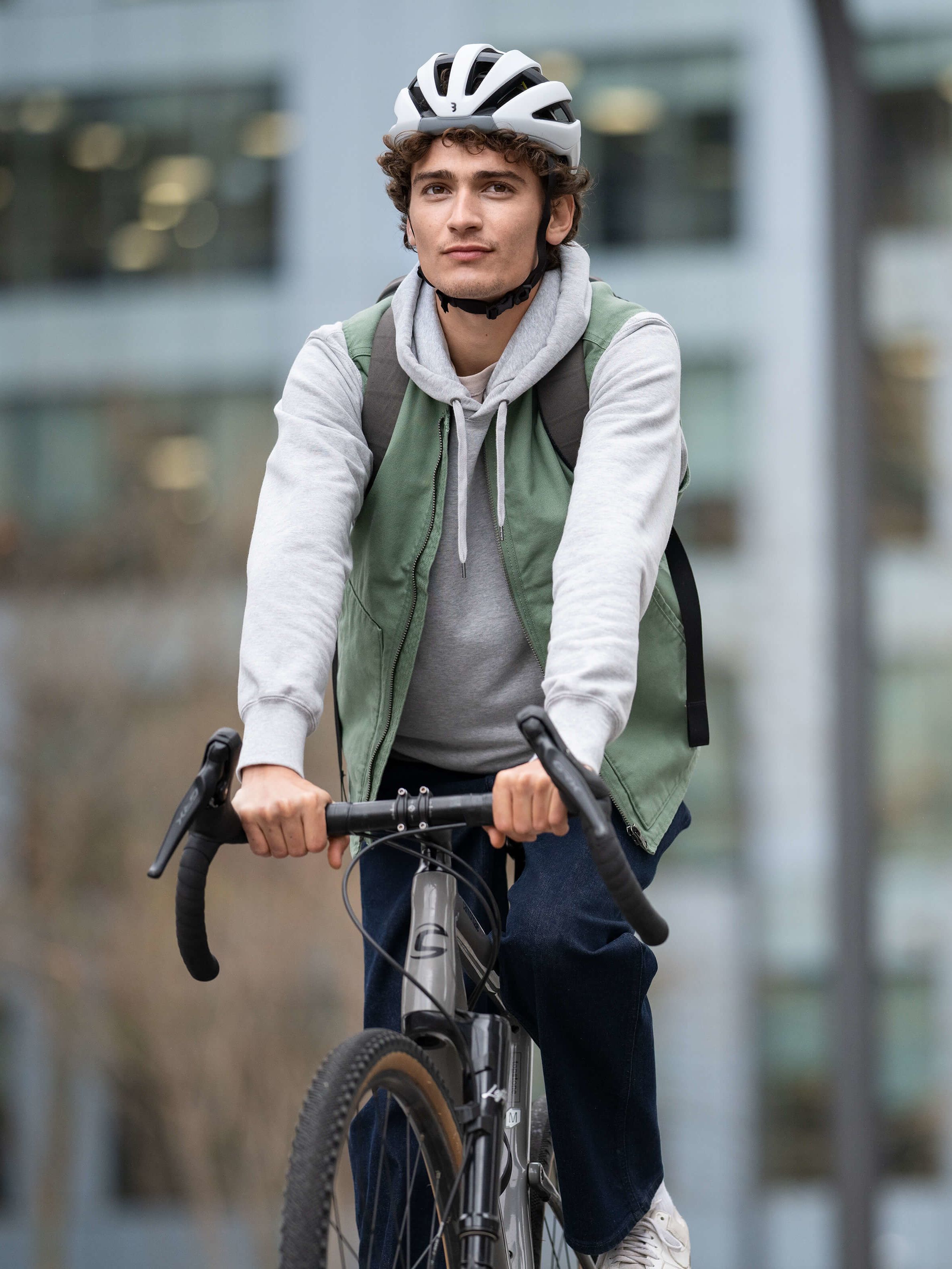 Junge mit Helm auf Fahrrad. Hintergrund ist leicht unscharf.