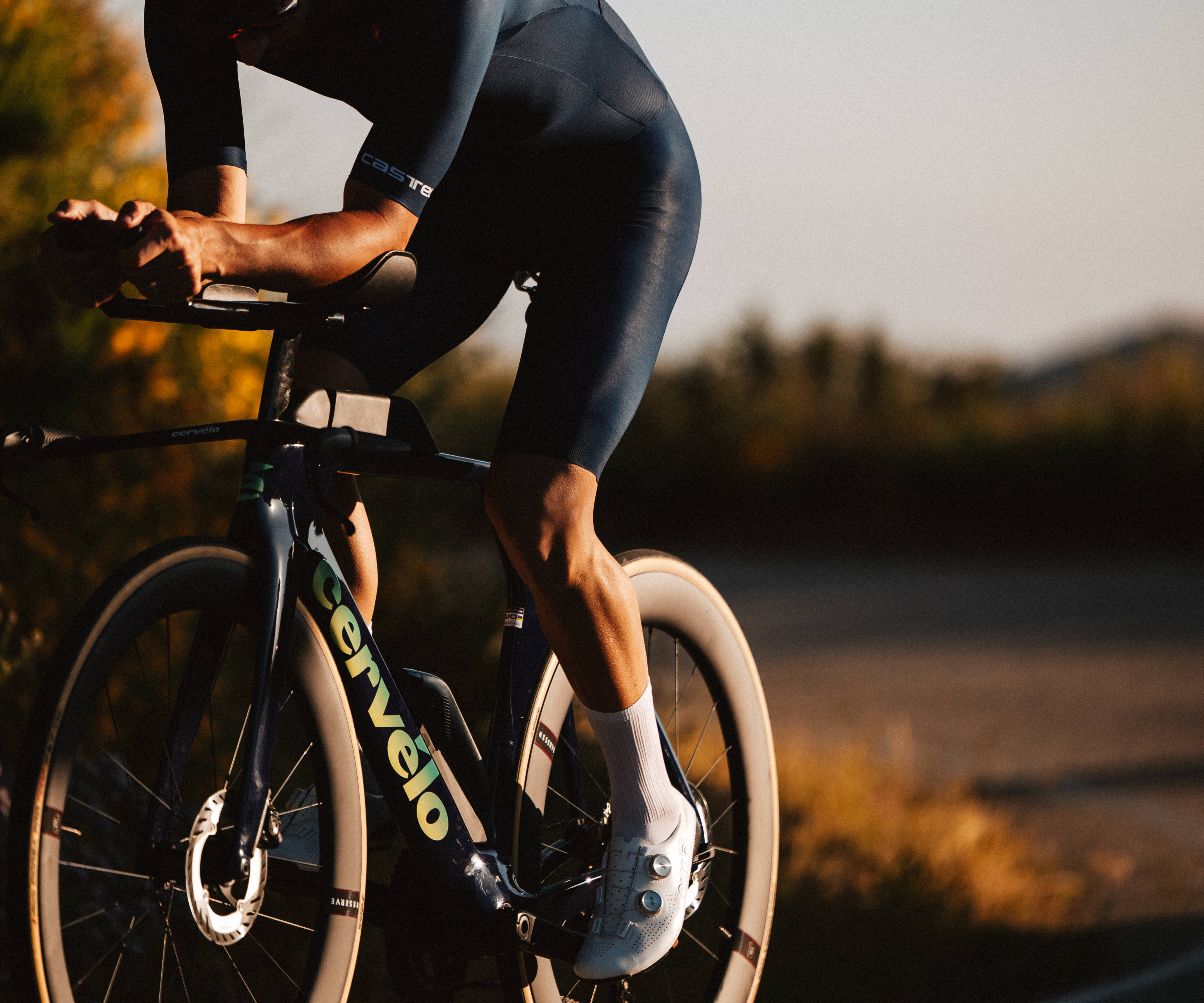 Frau auf Lastenrad und ein Hund, der daneben läuft