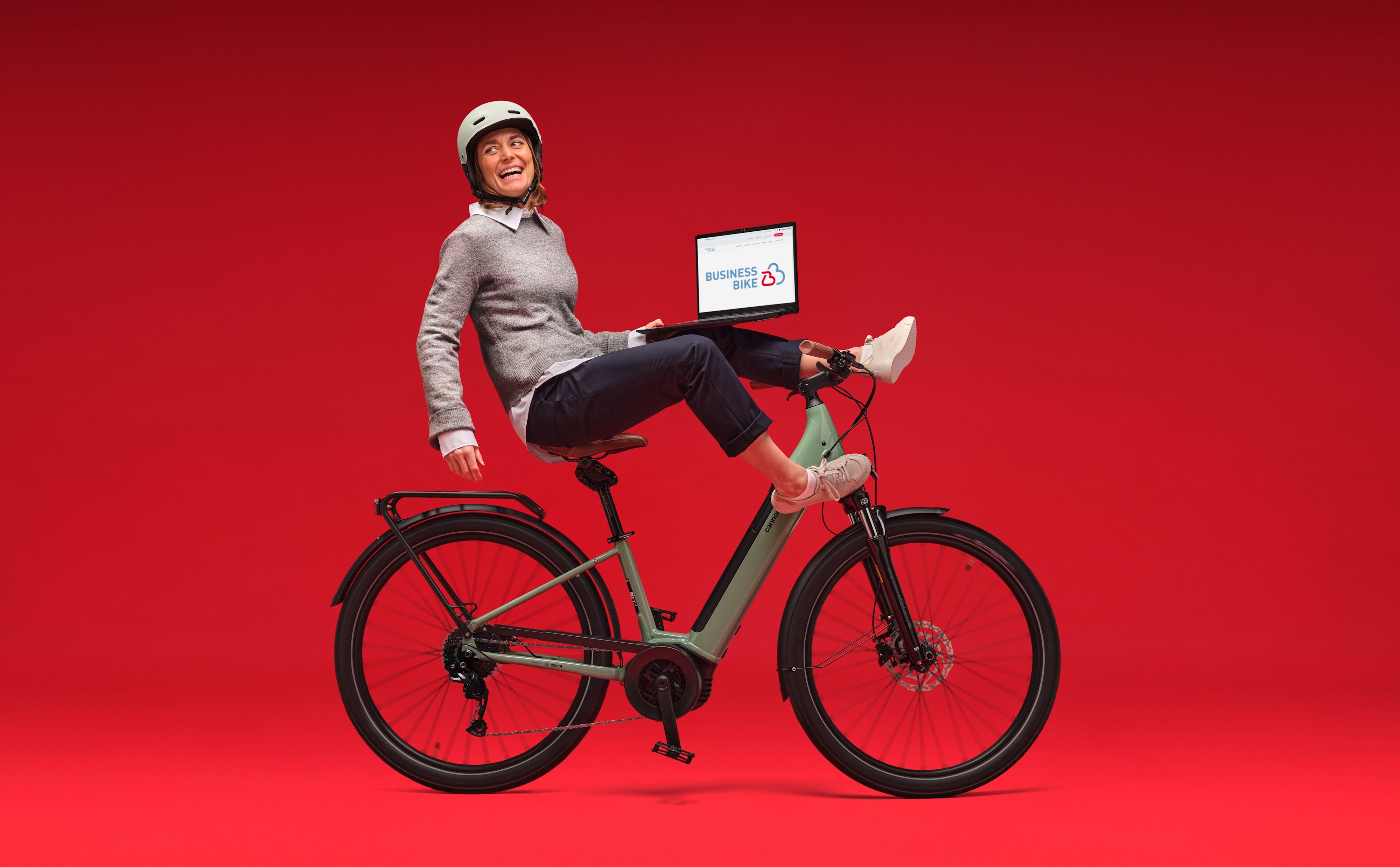 Frau mit Laptop auf einem Bike