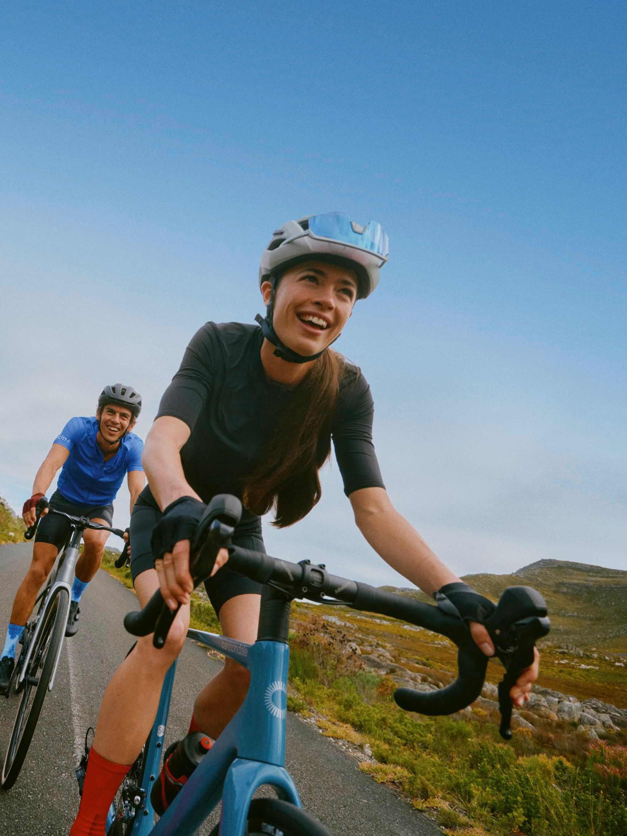 Person trägt Fahrrad die Treppe herunter