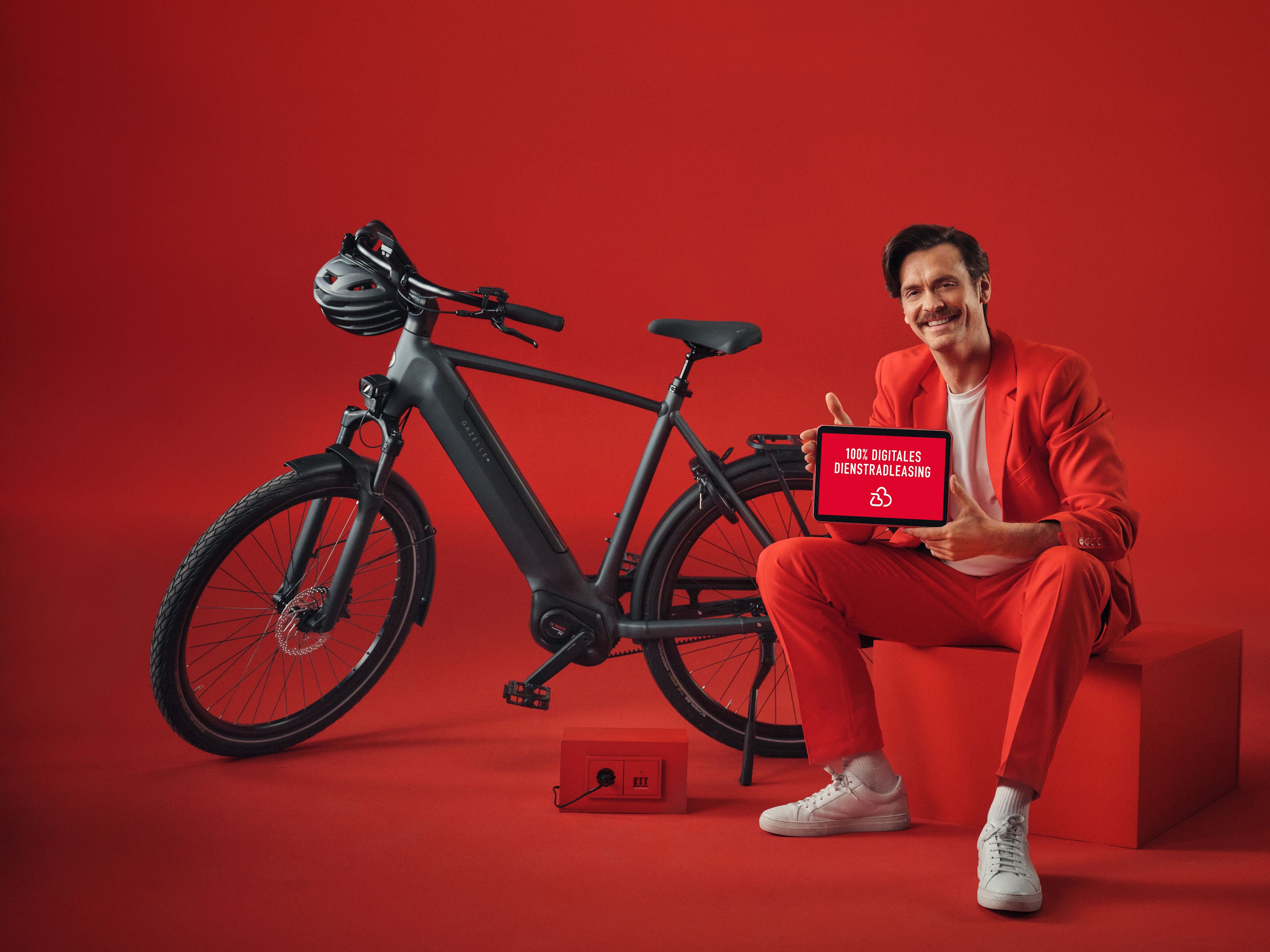 Frau mit Laptop auf Fahrrad