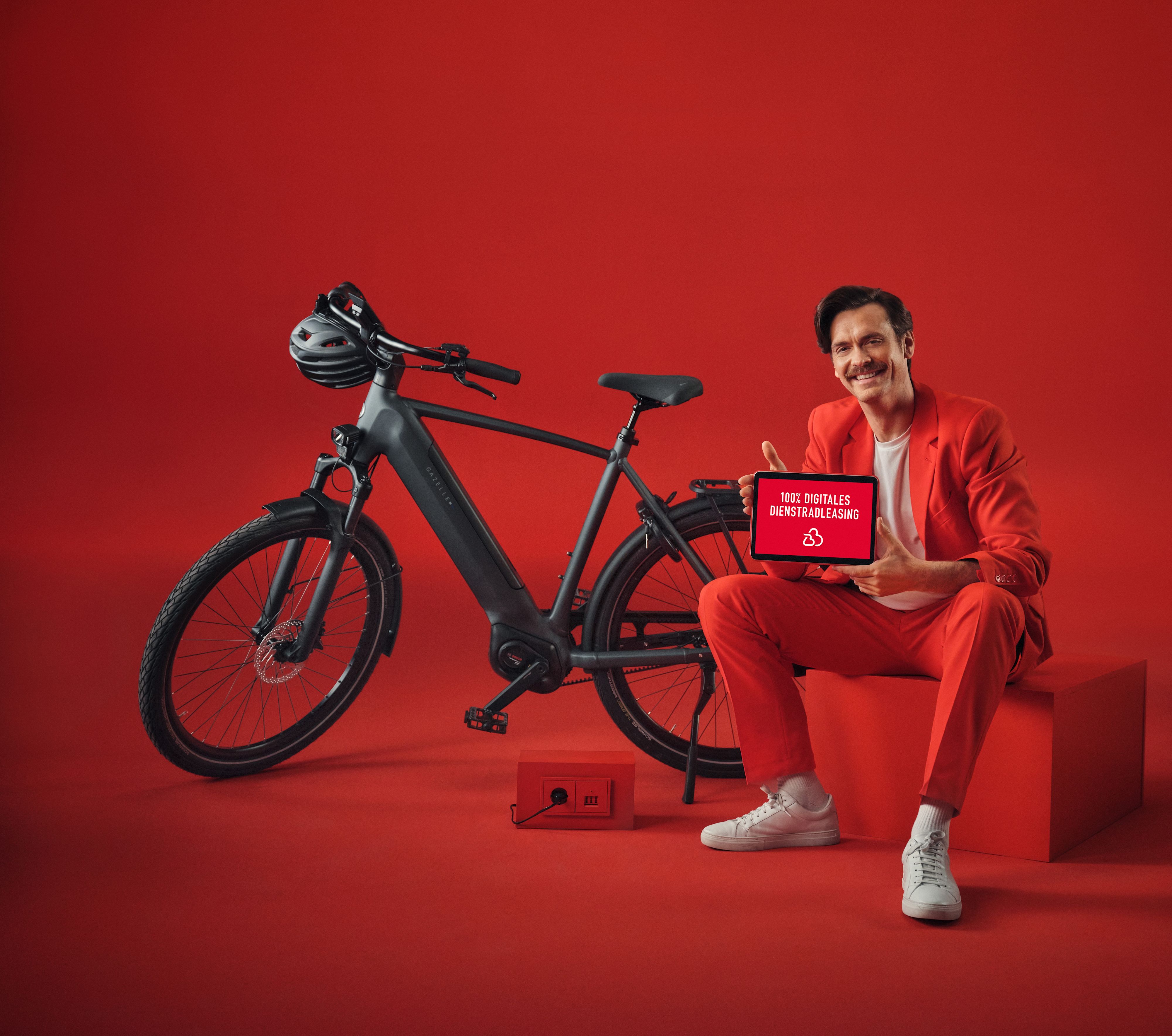 Frau mit Laptop auf Fahrrad