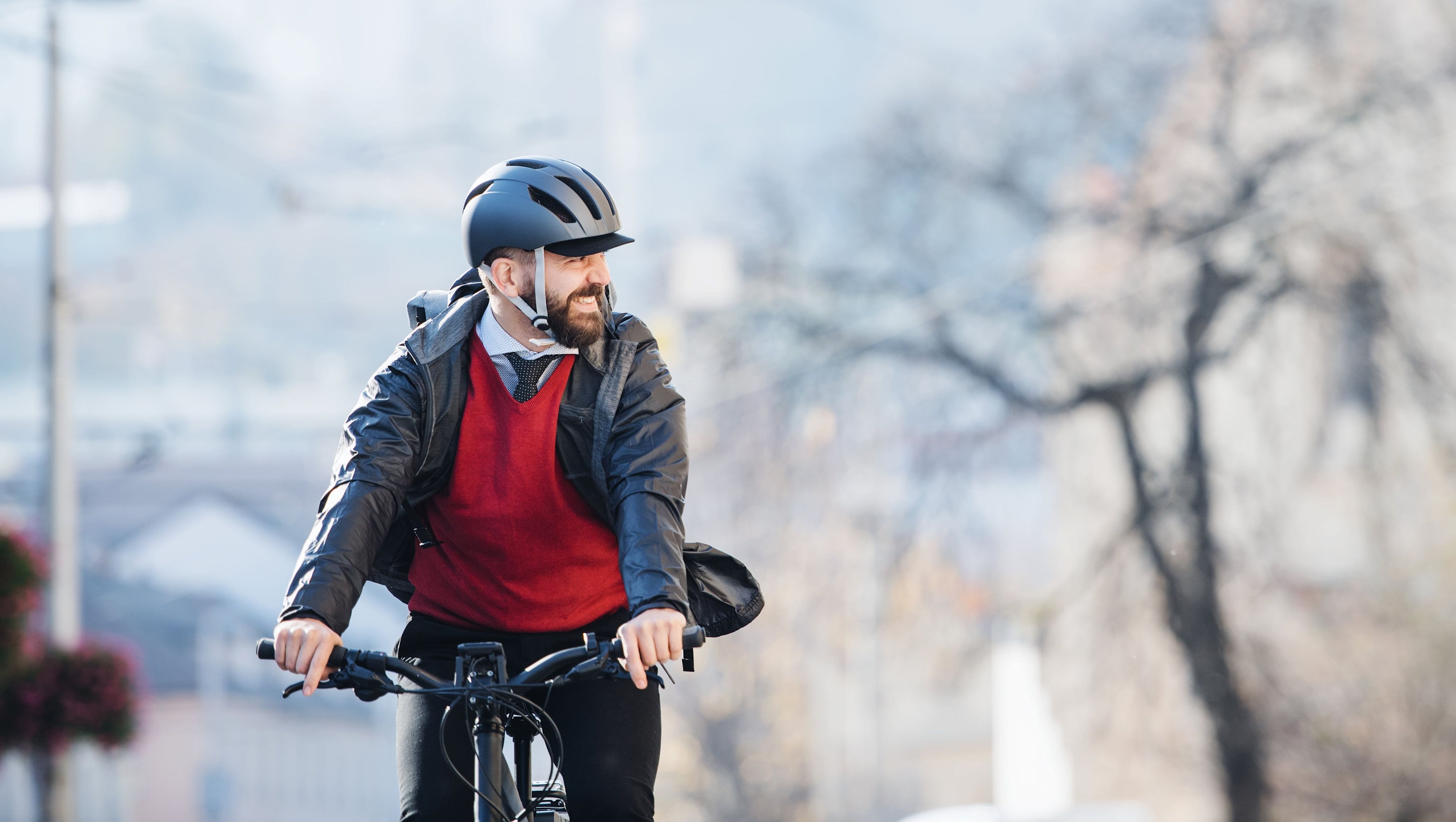 Mann mit Helm auf E-Bike