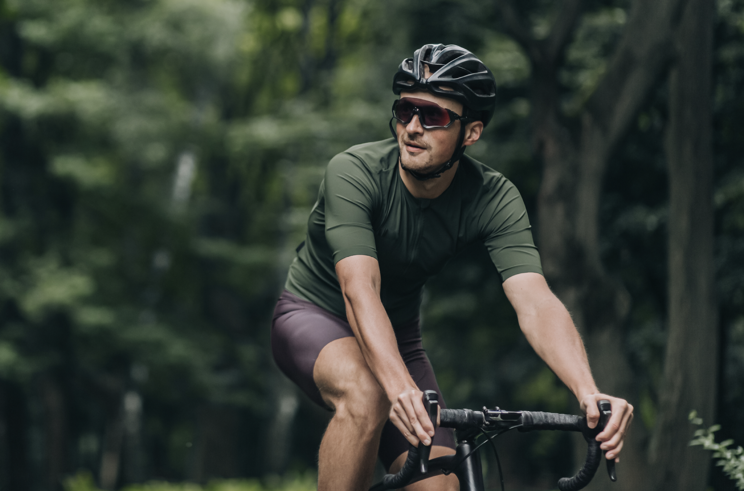 Fahrradfahrer im Wald 