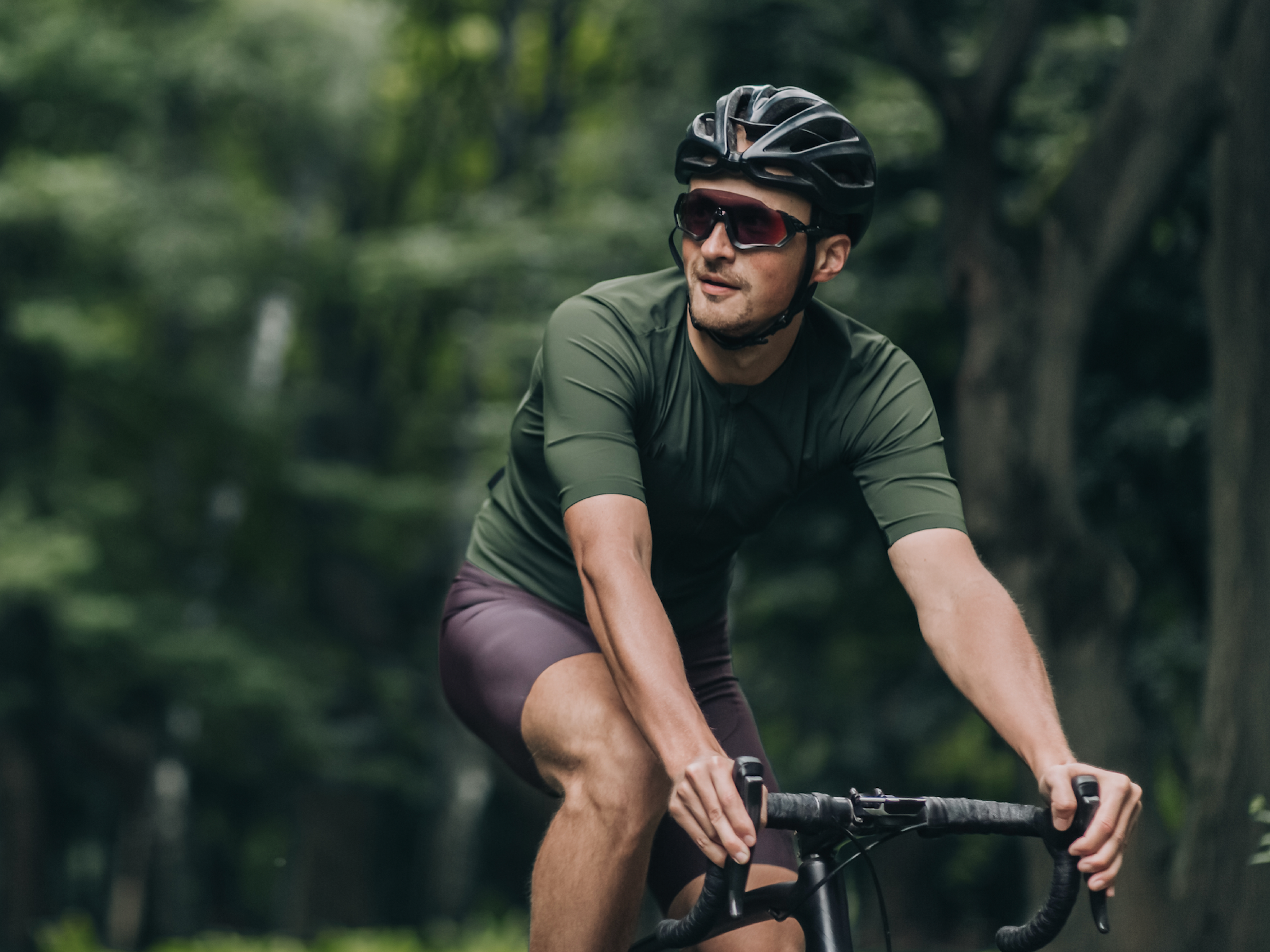 Fahrradfahrer im Wald