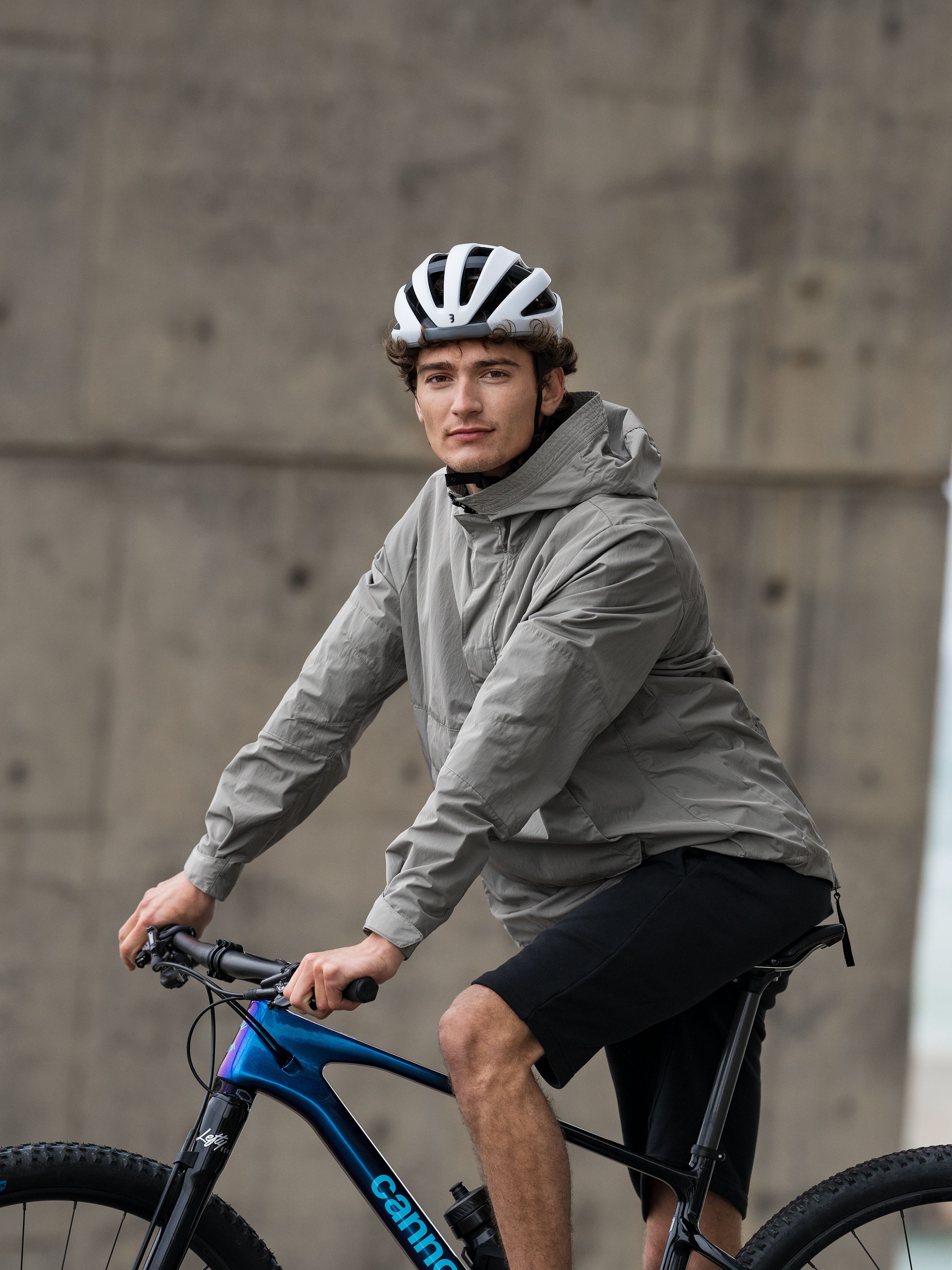 Mann auf seinem Fahrrad.