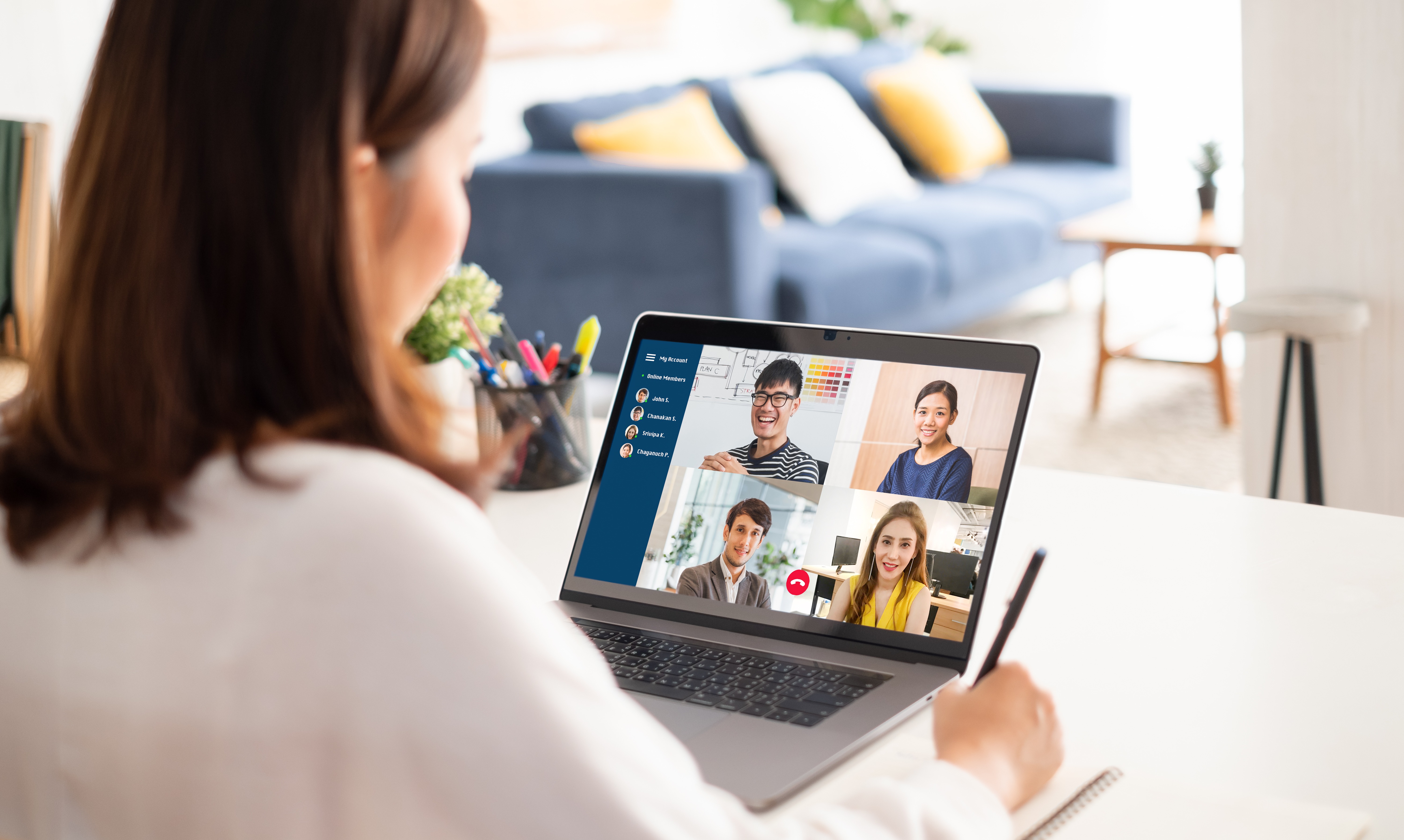 Frau im Homeoffice mit Video-Meeting am Laptop