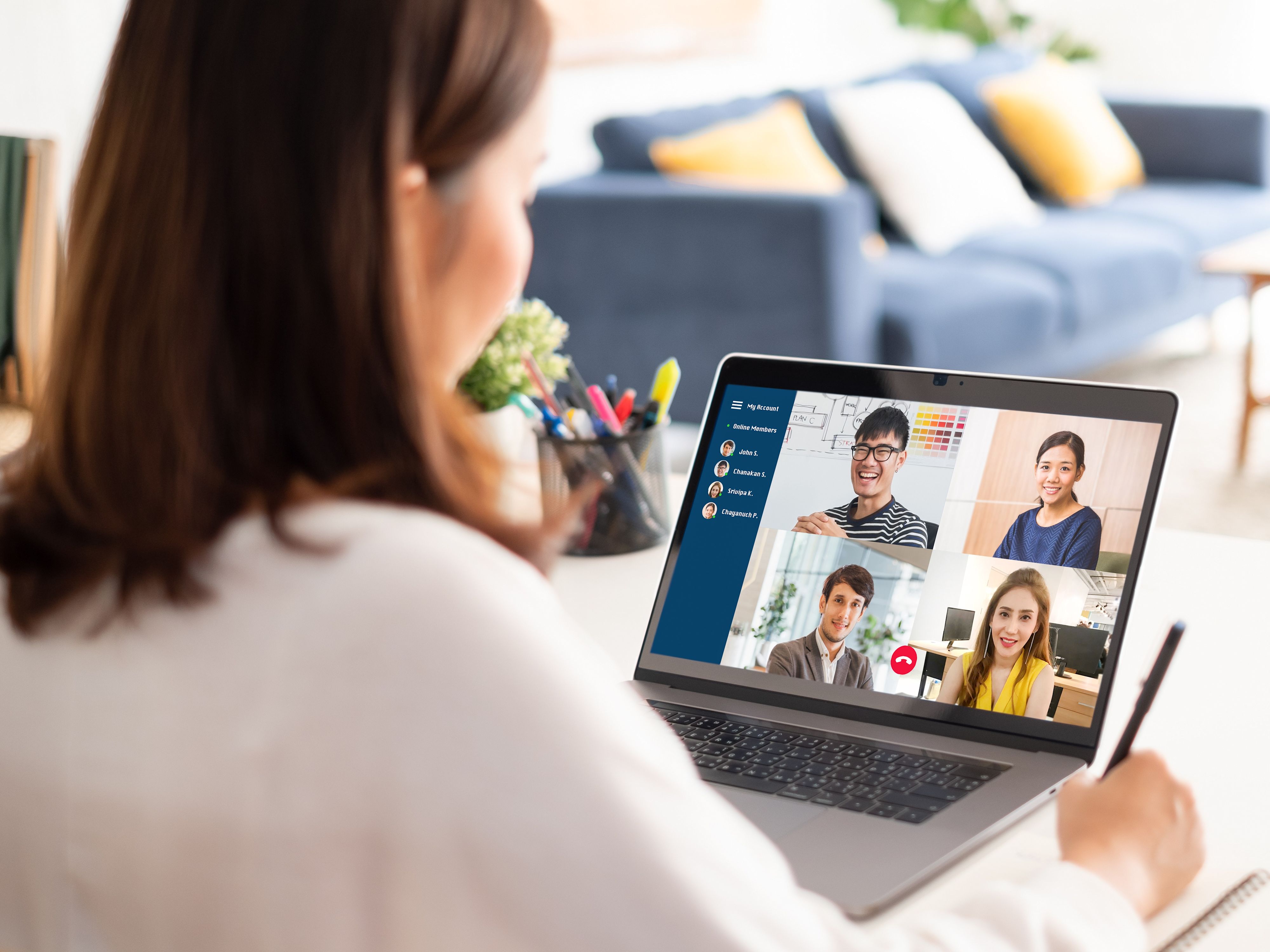 Frau im Homeoffice mit Video-Meeting am Laptop