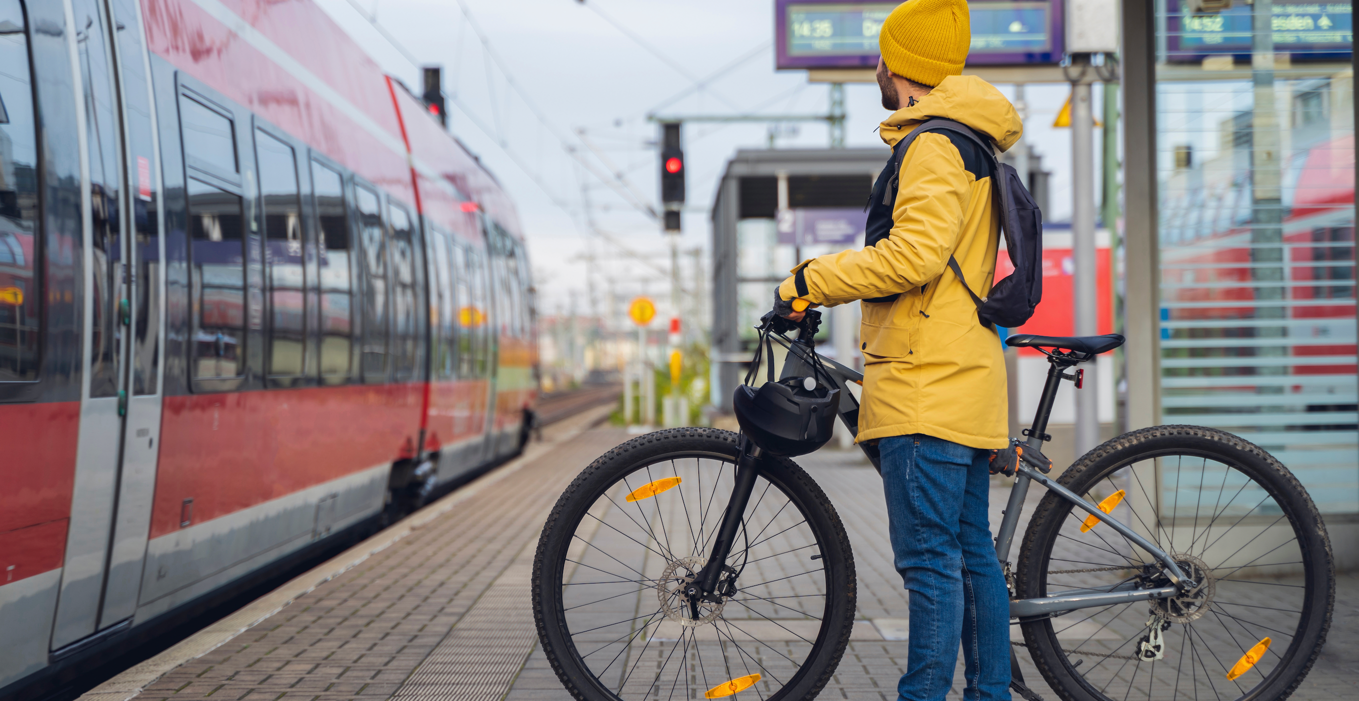 Fahrradfahrer der in den Zug einsteigen möchte