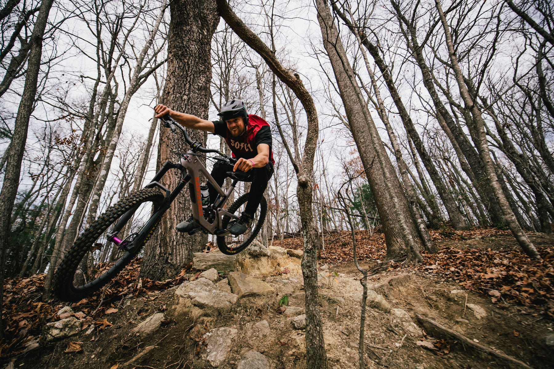 Mountainbiker im Wald