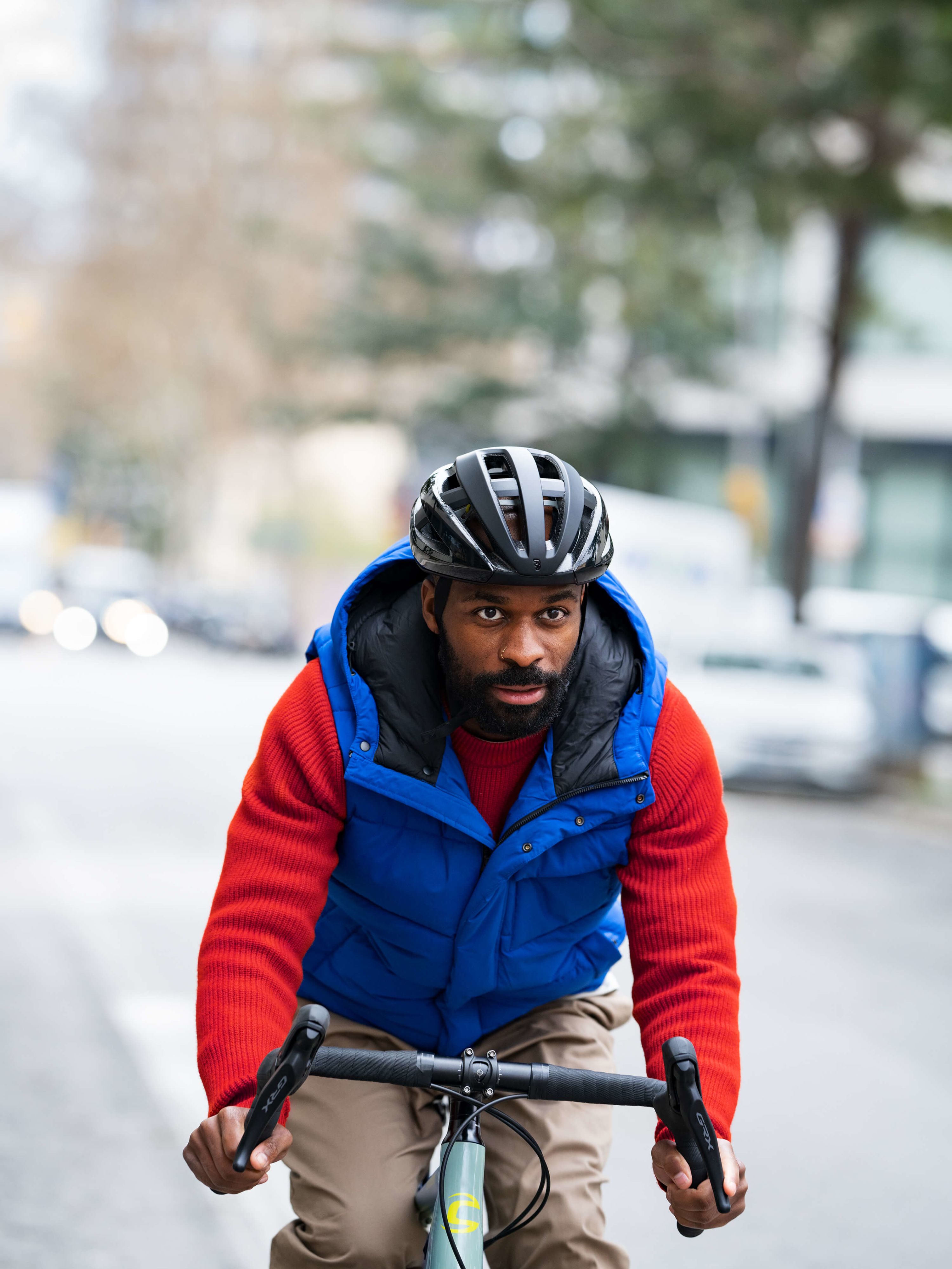 Mann mit Helm auf Fahrrad in der Stadt