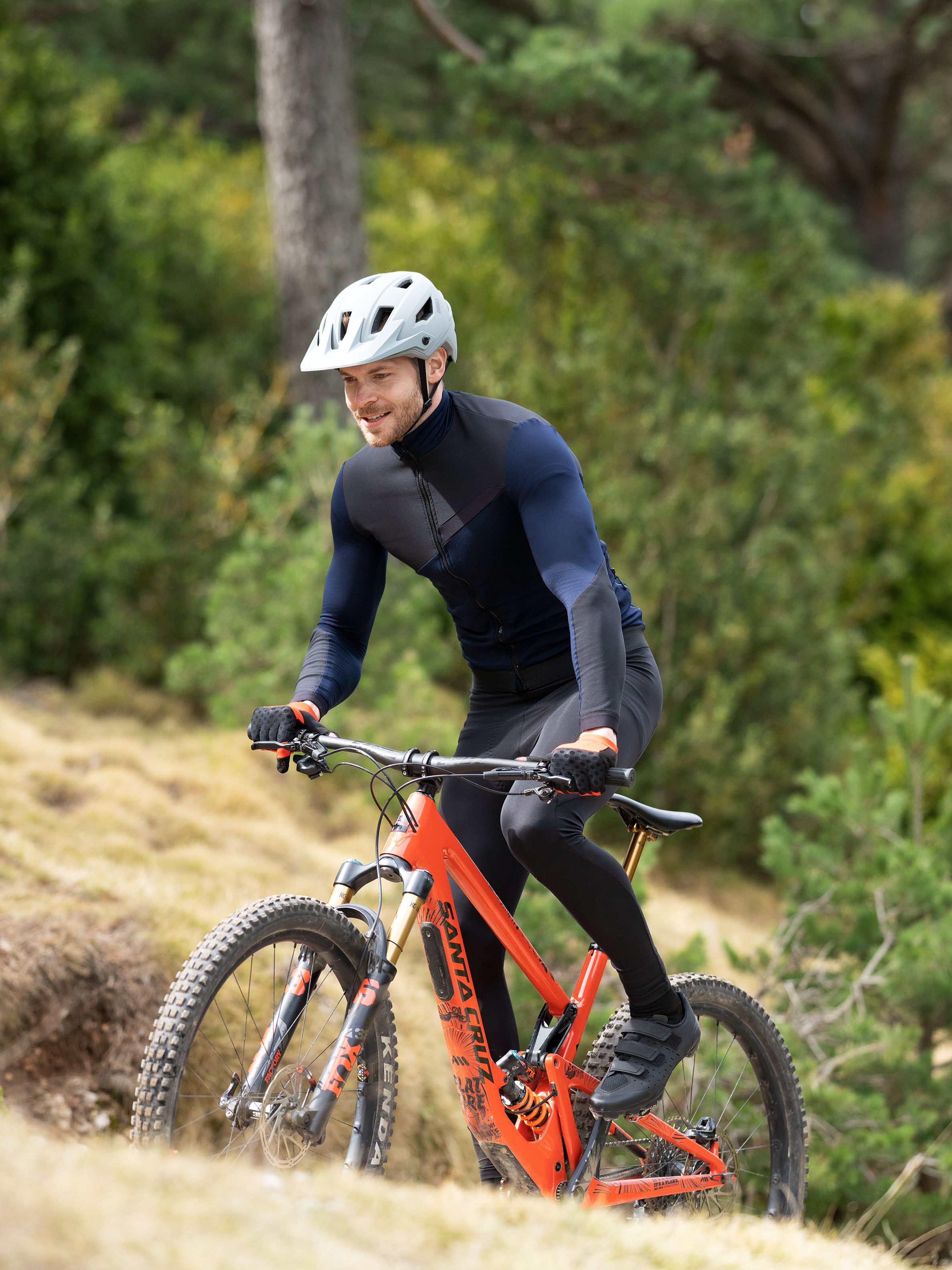 Mann auf Mountainbike vor bergiger Landschaft