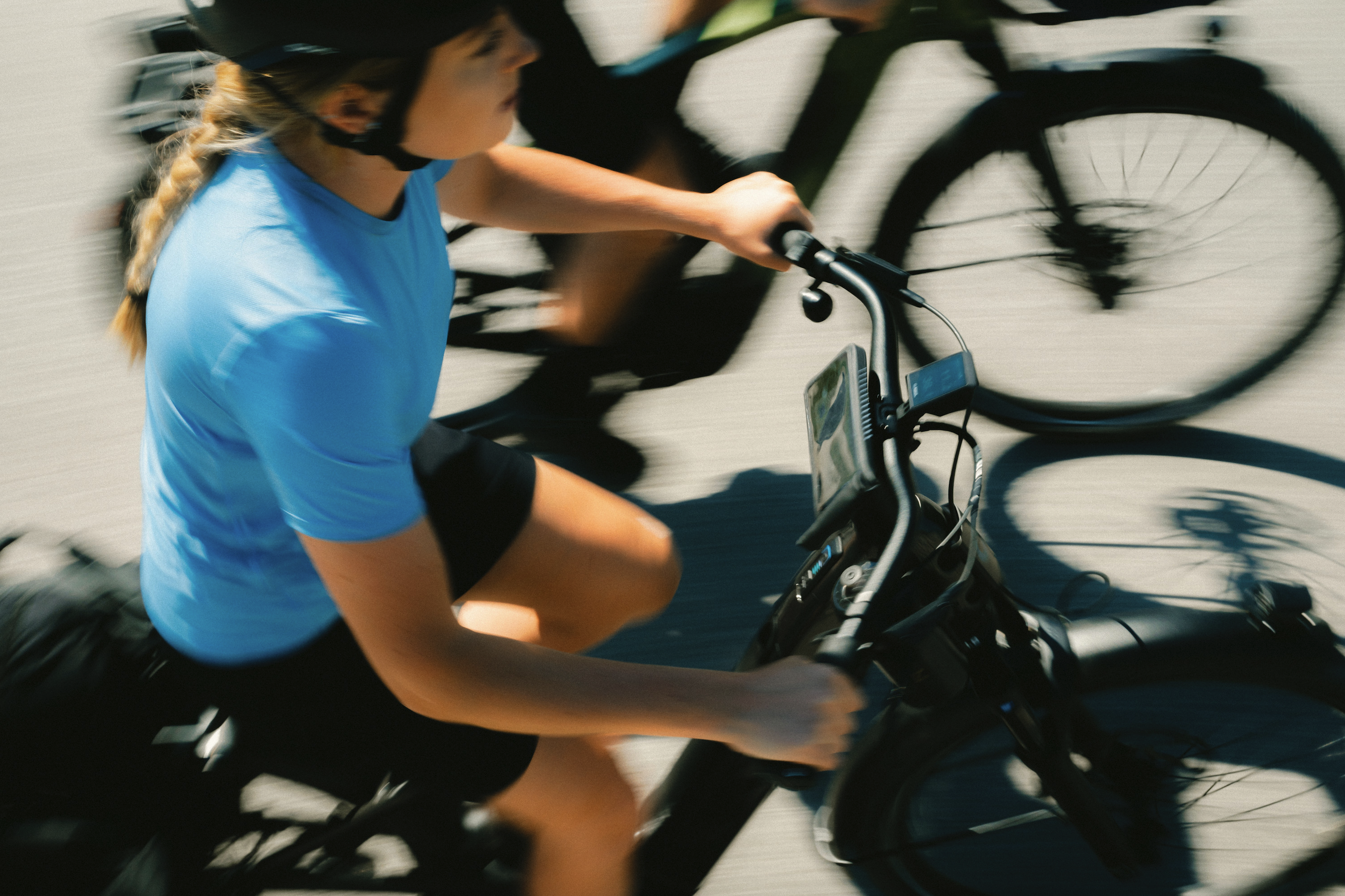 Frau fährt auf Pedelec