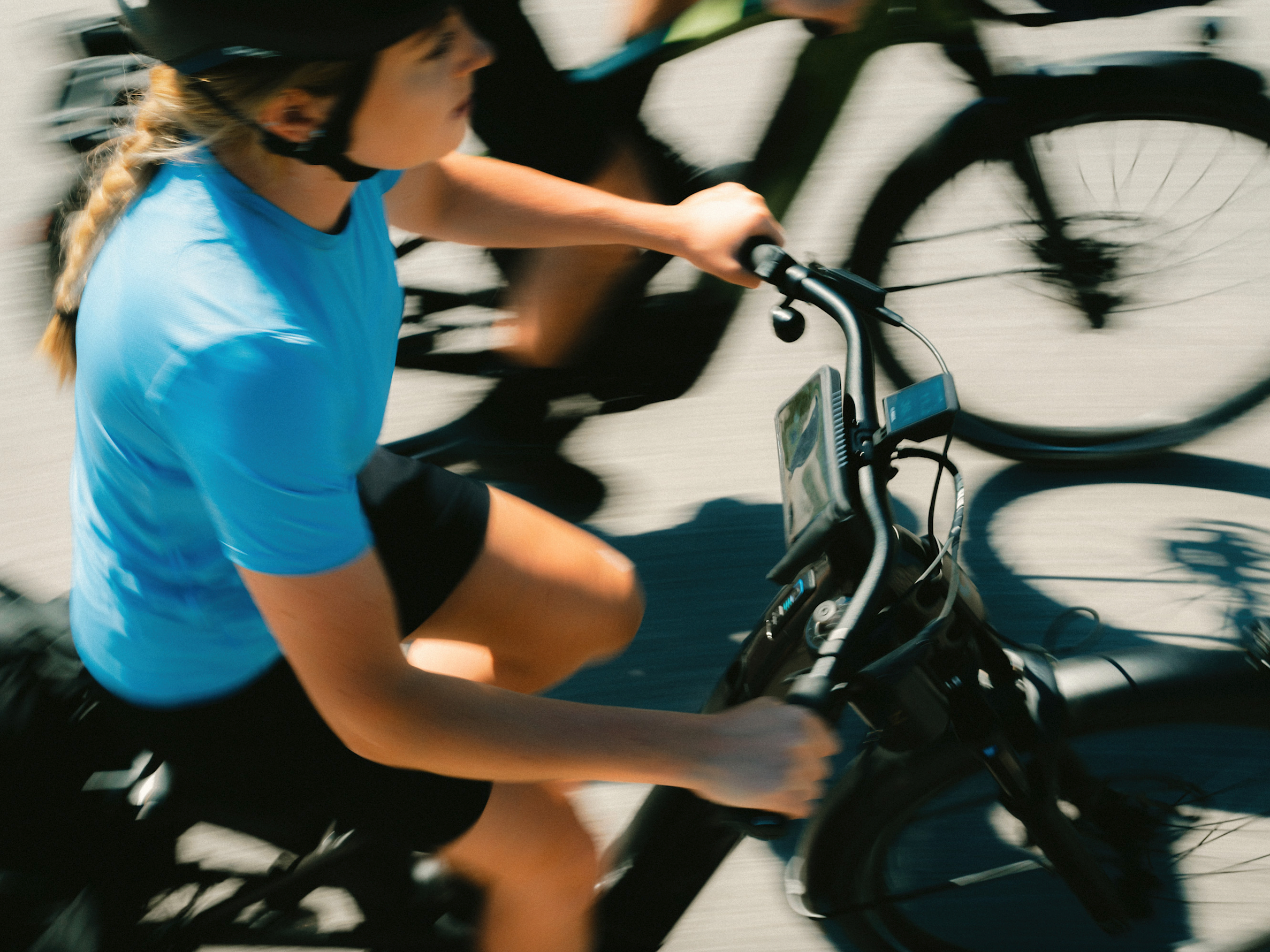 Frau fährt auf Pedelec