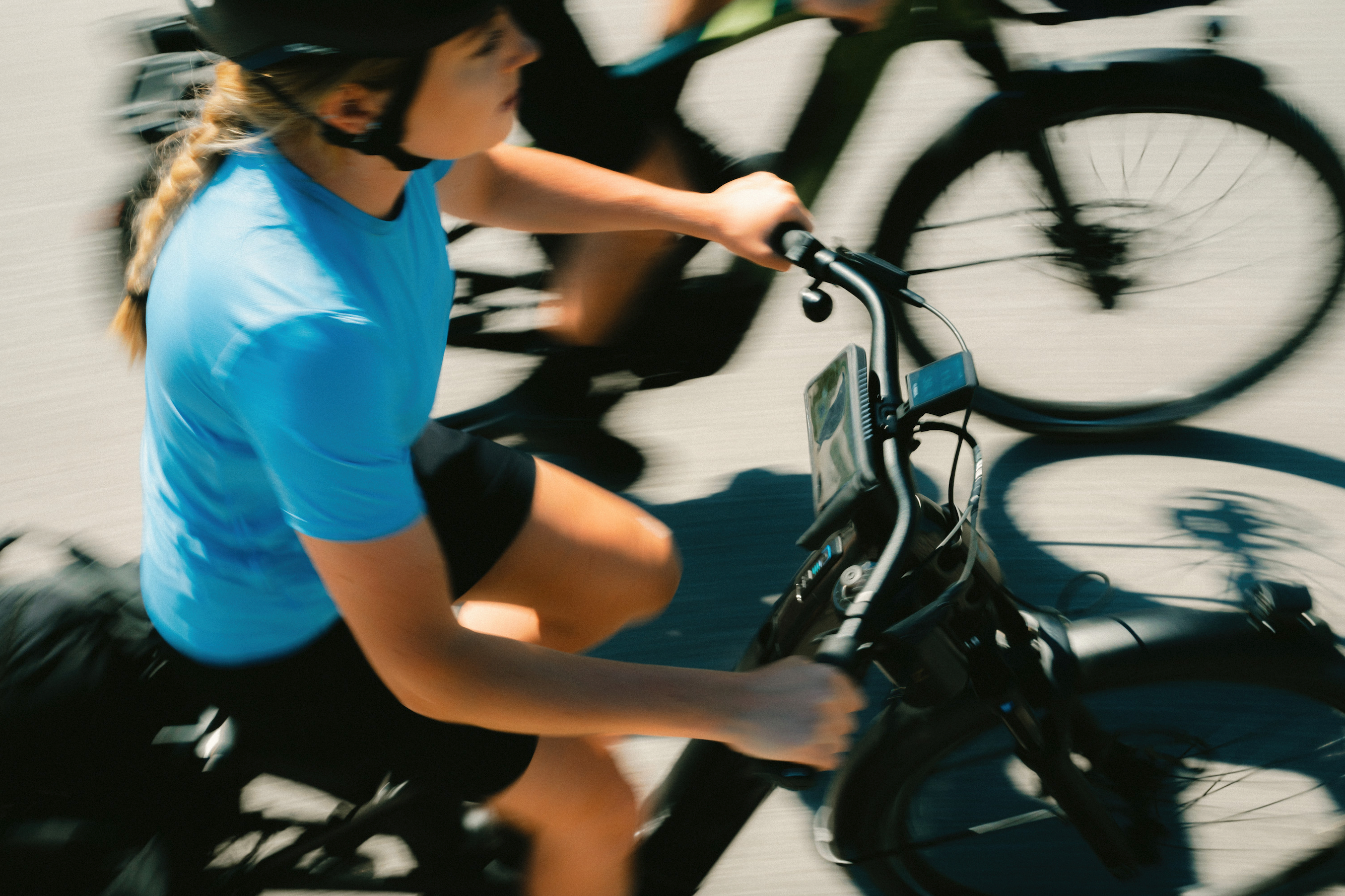 Frau fährt auf Pedelec