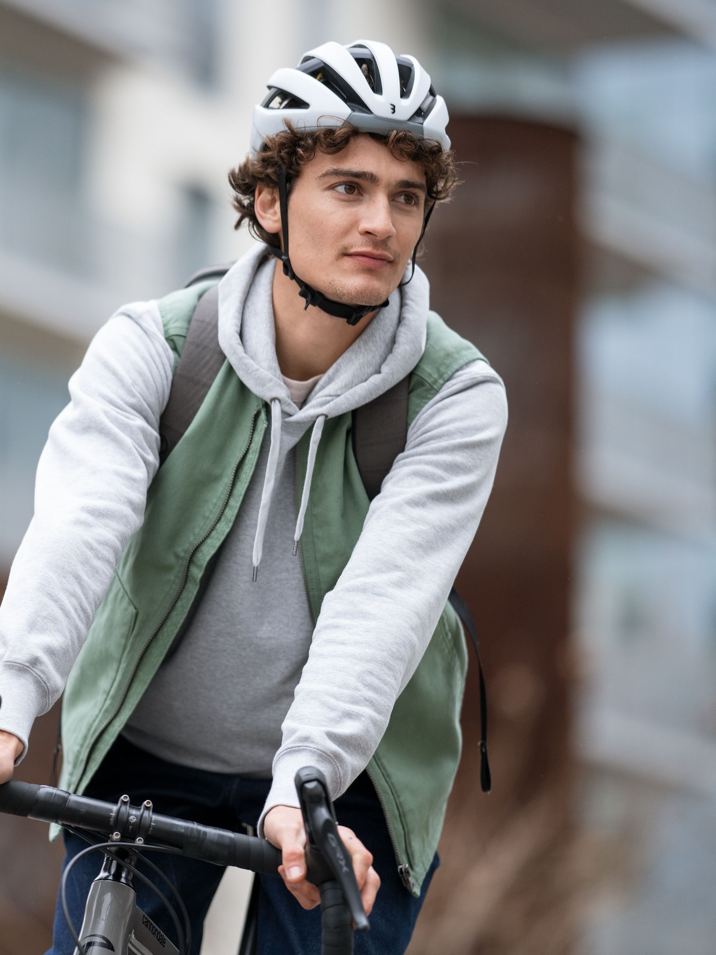 Mann mit Helm auf Fahrrad in der Stadt