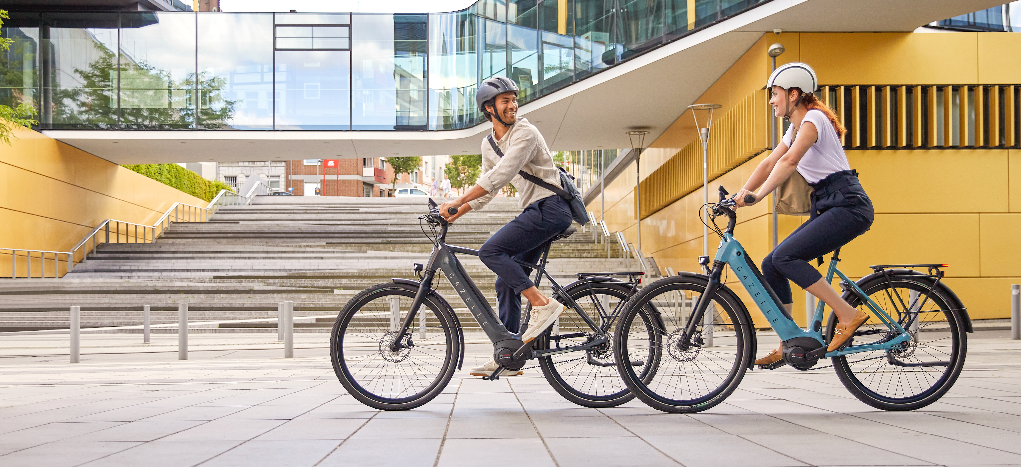 Zwei Fahrradfahrer die durch die Stadt fahren