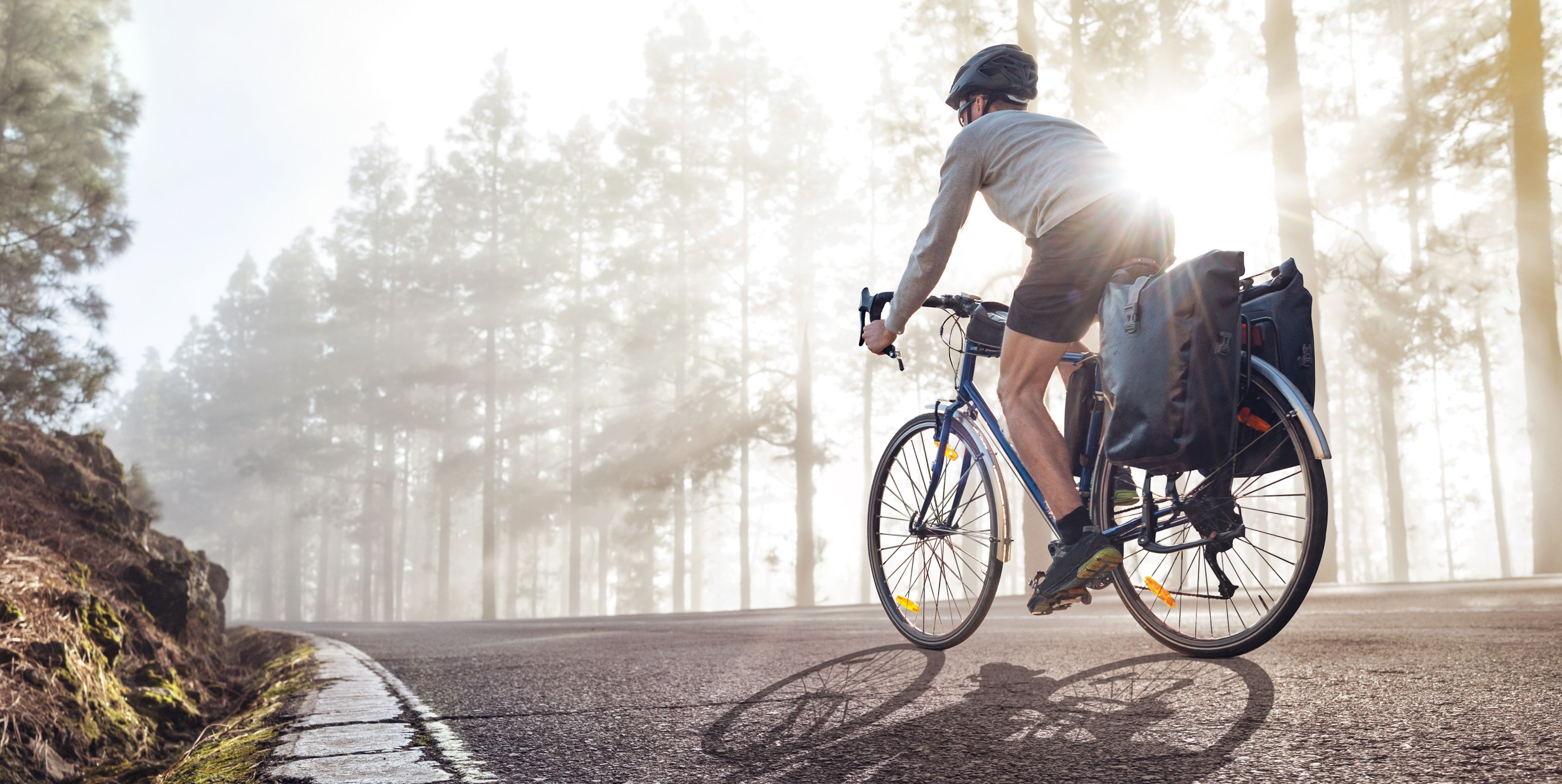 Fahrradfahrer beim Bikepacking auf den besten Routen in Deutschland