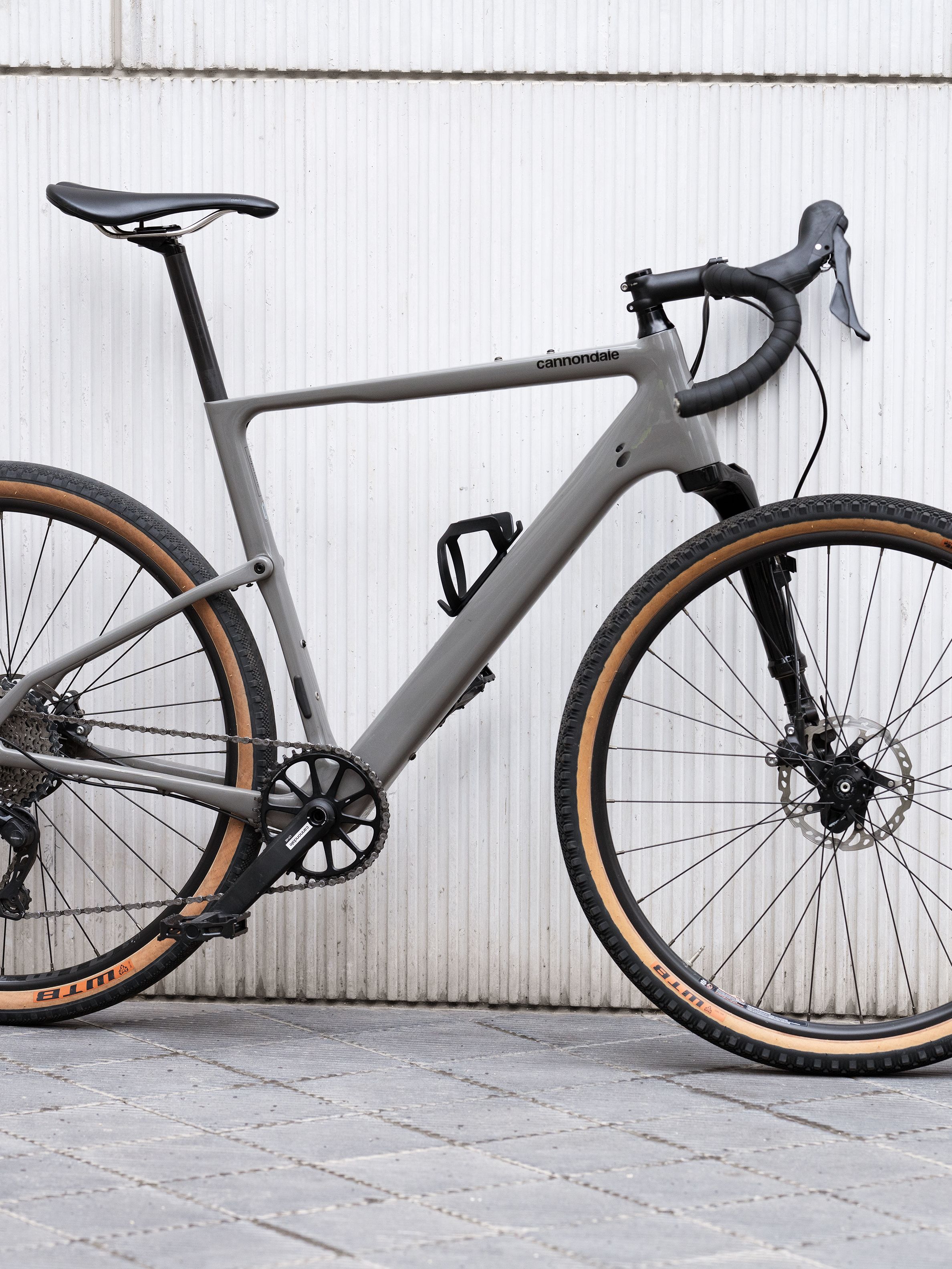 Ein an die Wand gelehntes Fahrrad