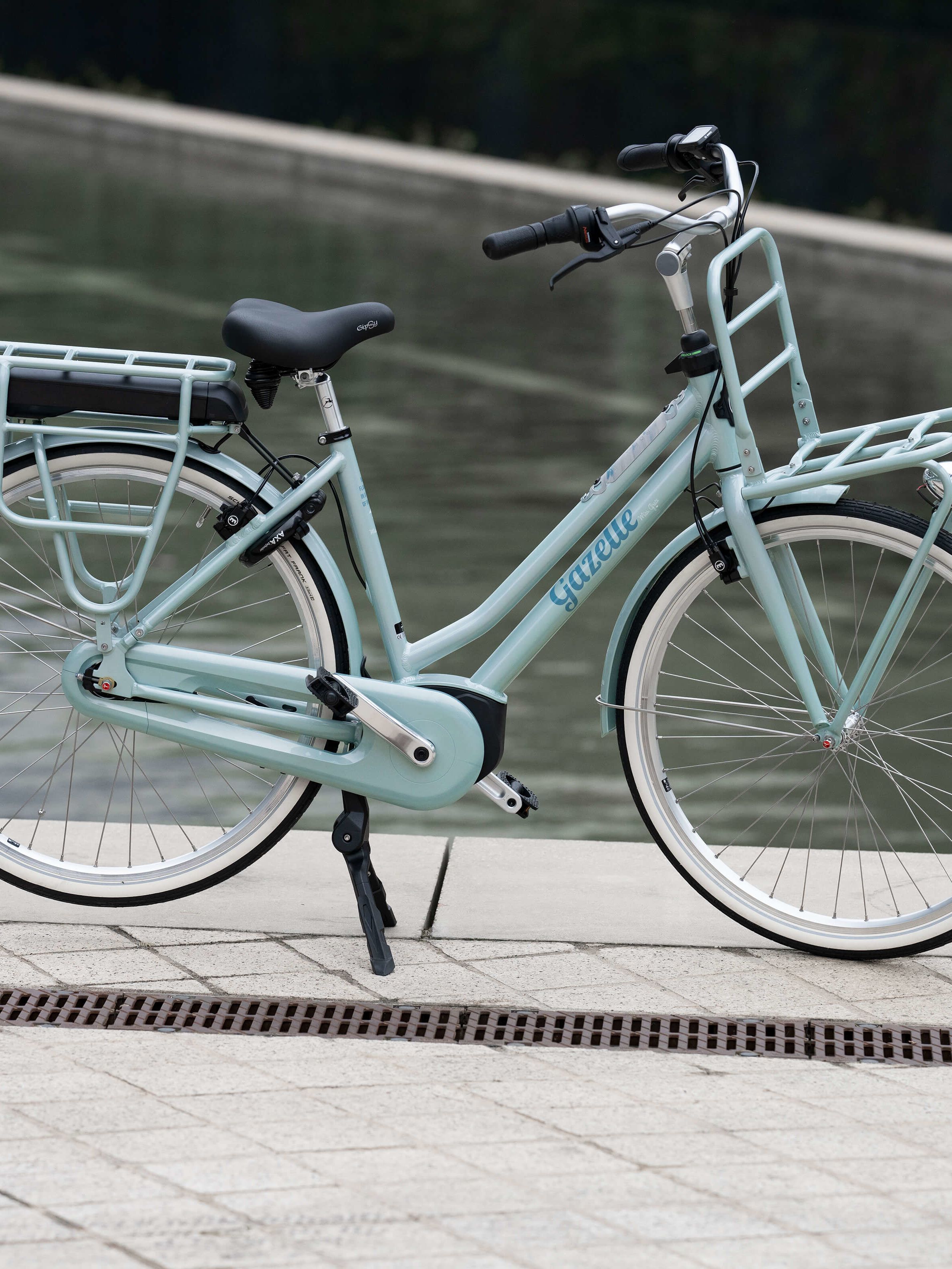 Blaues Fahrrad vor einer Ufer-Kulisse