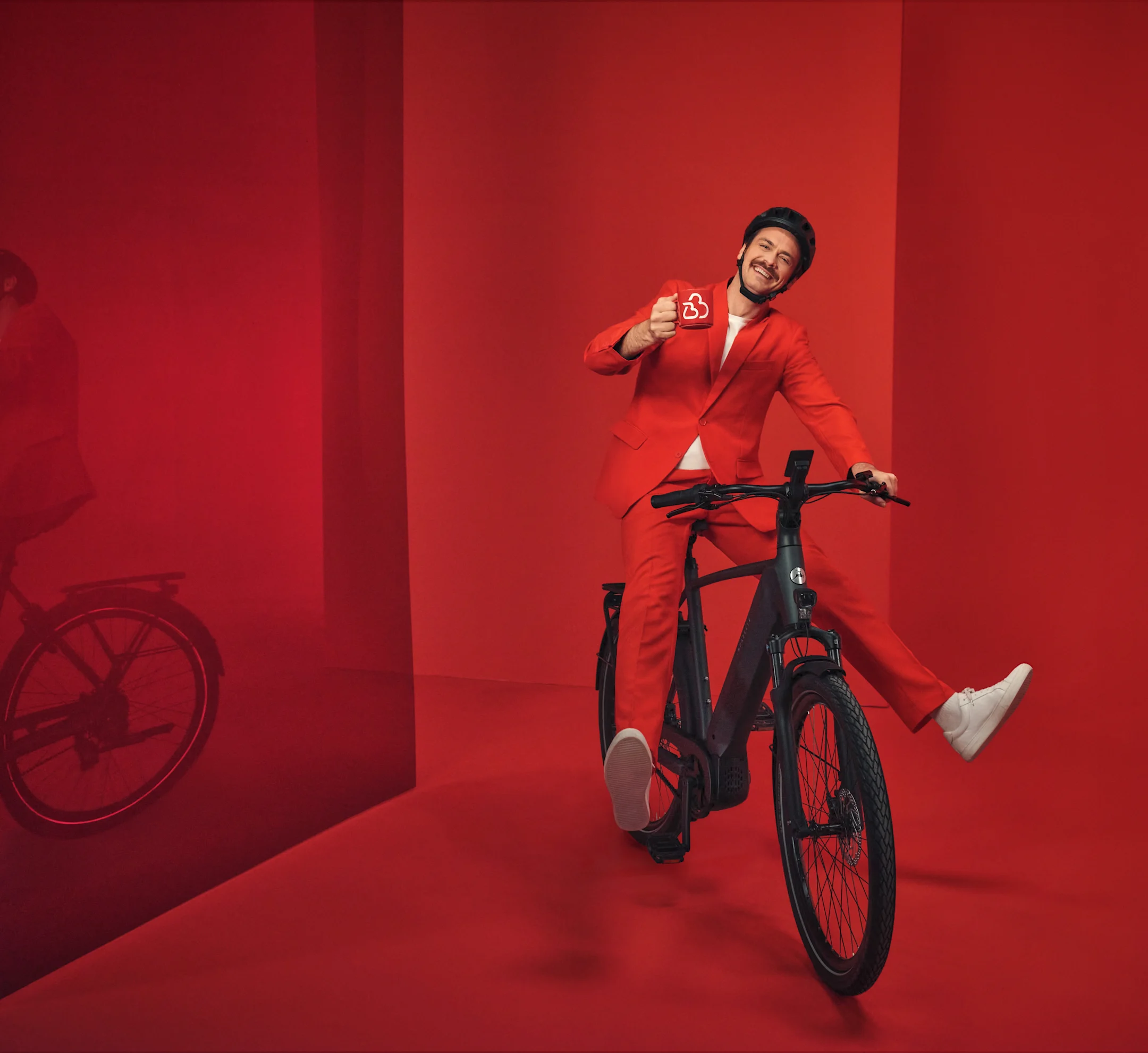 Bild E-Bike roter Hintergrund (Digitalkampagne)