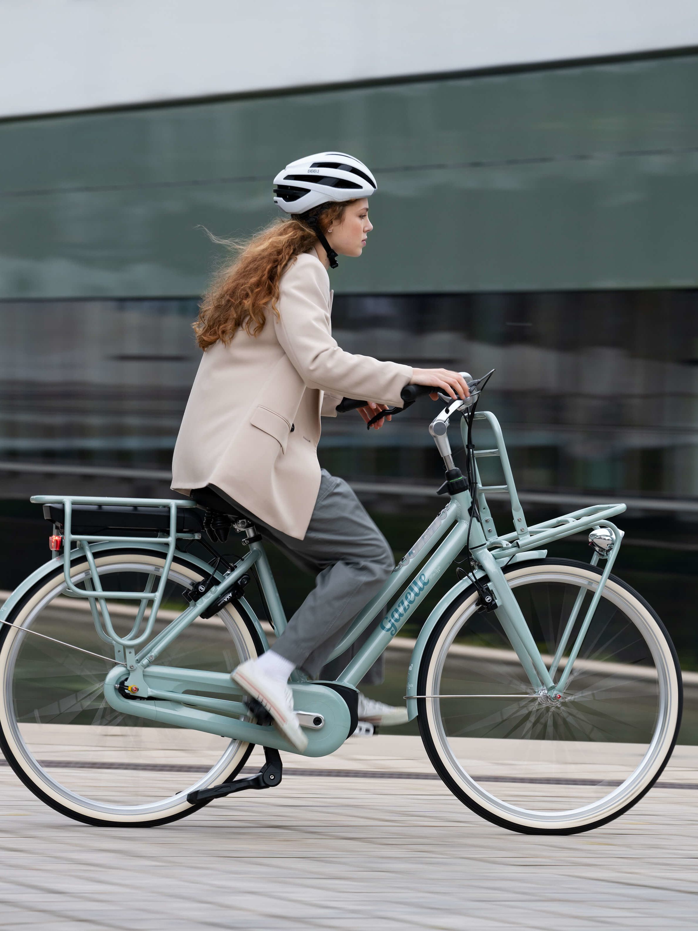 Frau mit Helm auf Fahrrad