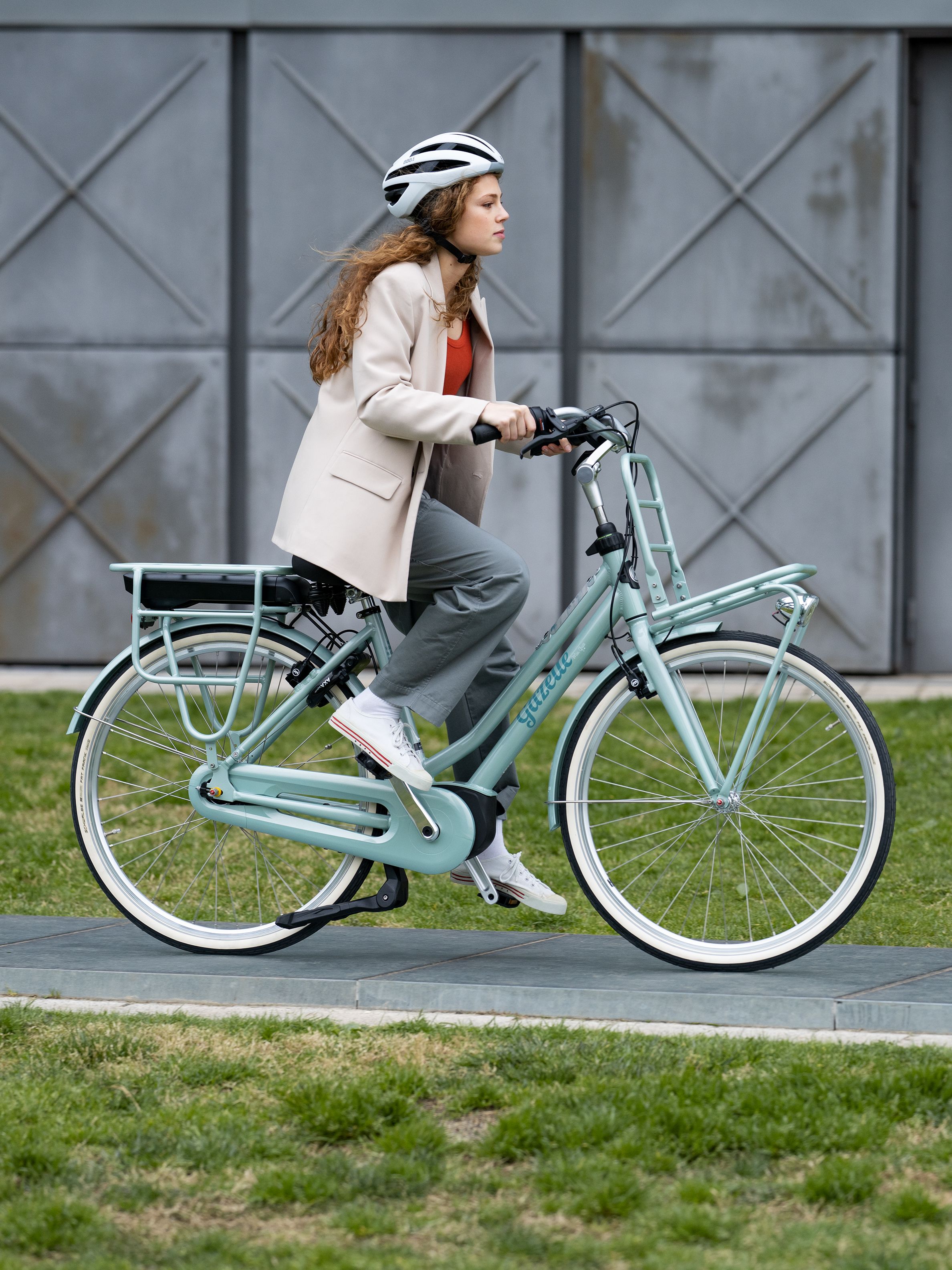 Frau mit Helm auf Fahrrad