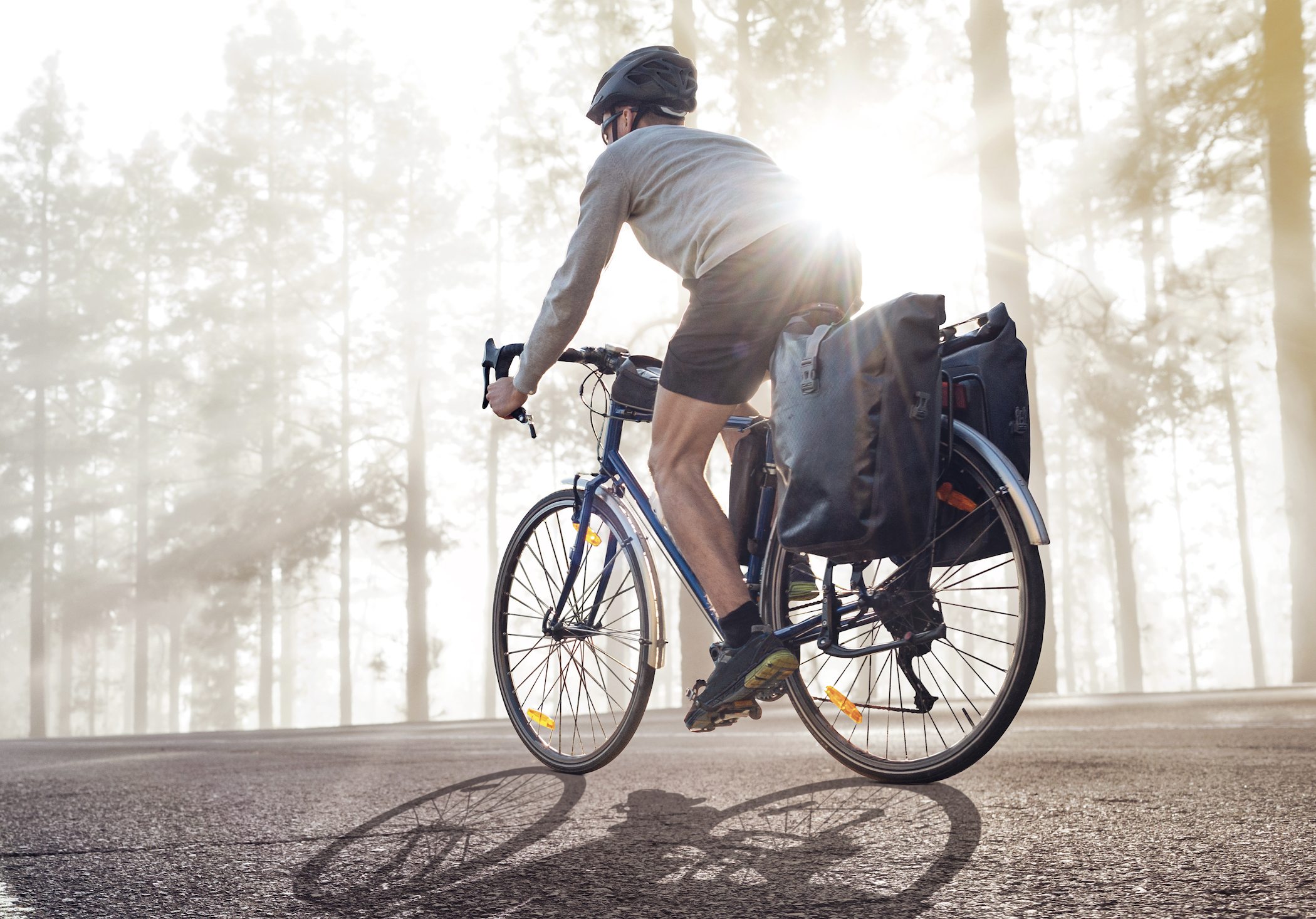 Bikepacking Fahrradfahrer der eine Straße entlang fährt