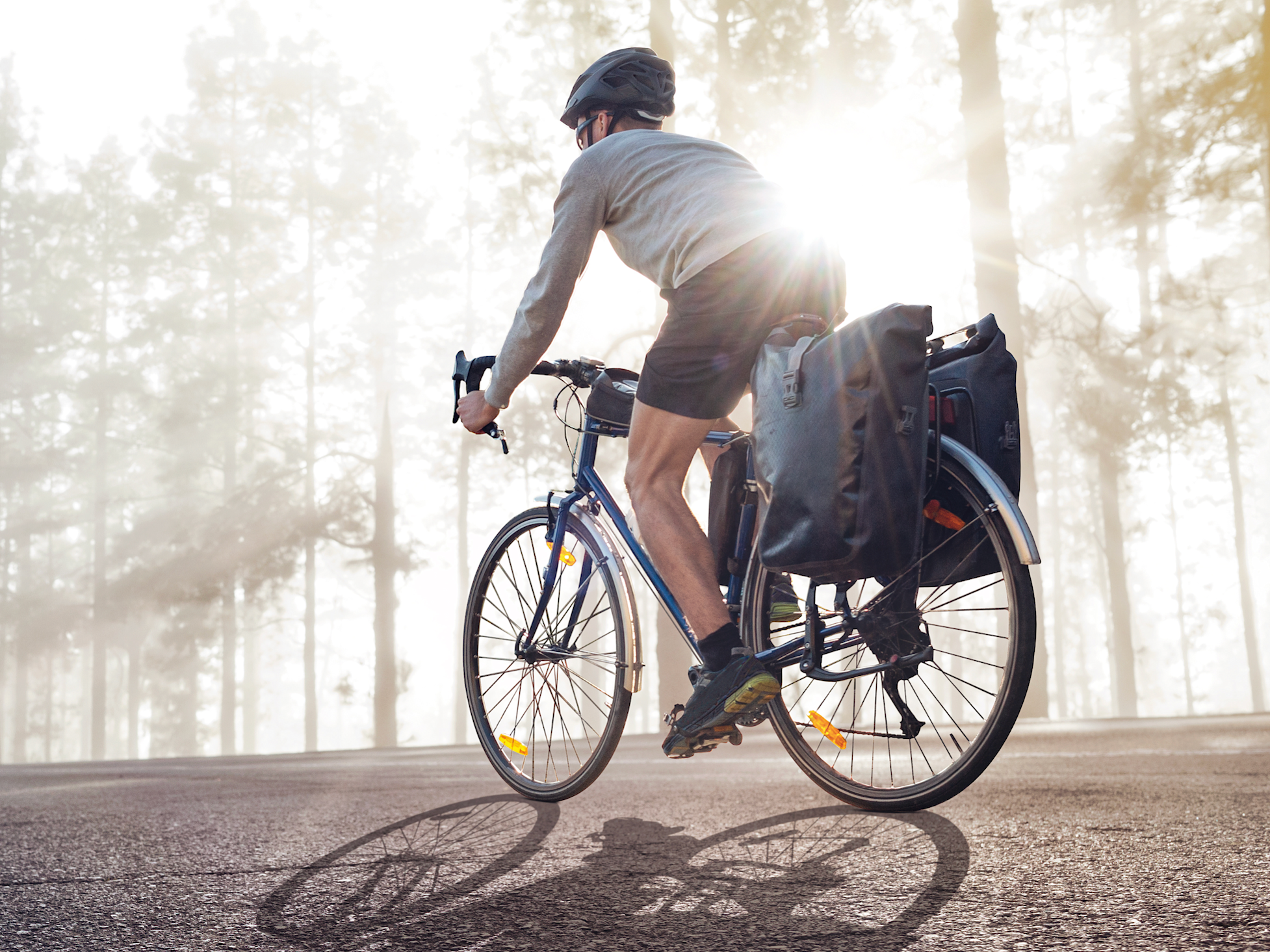 Bikepacking Fahrradfahrer der eine Straße entlang fährt