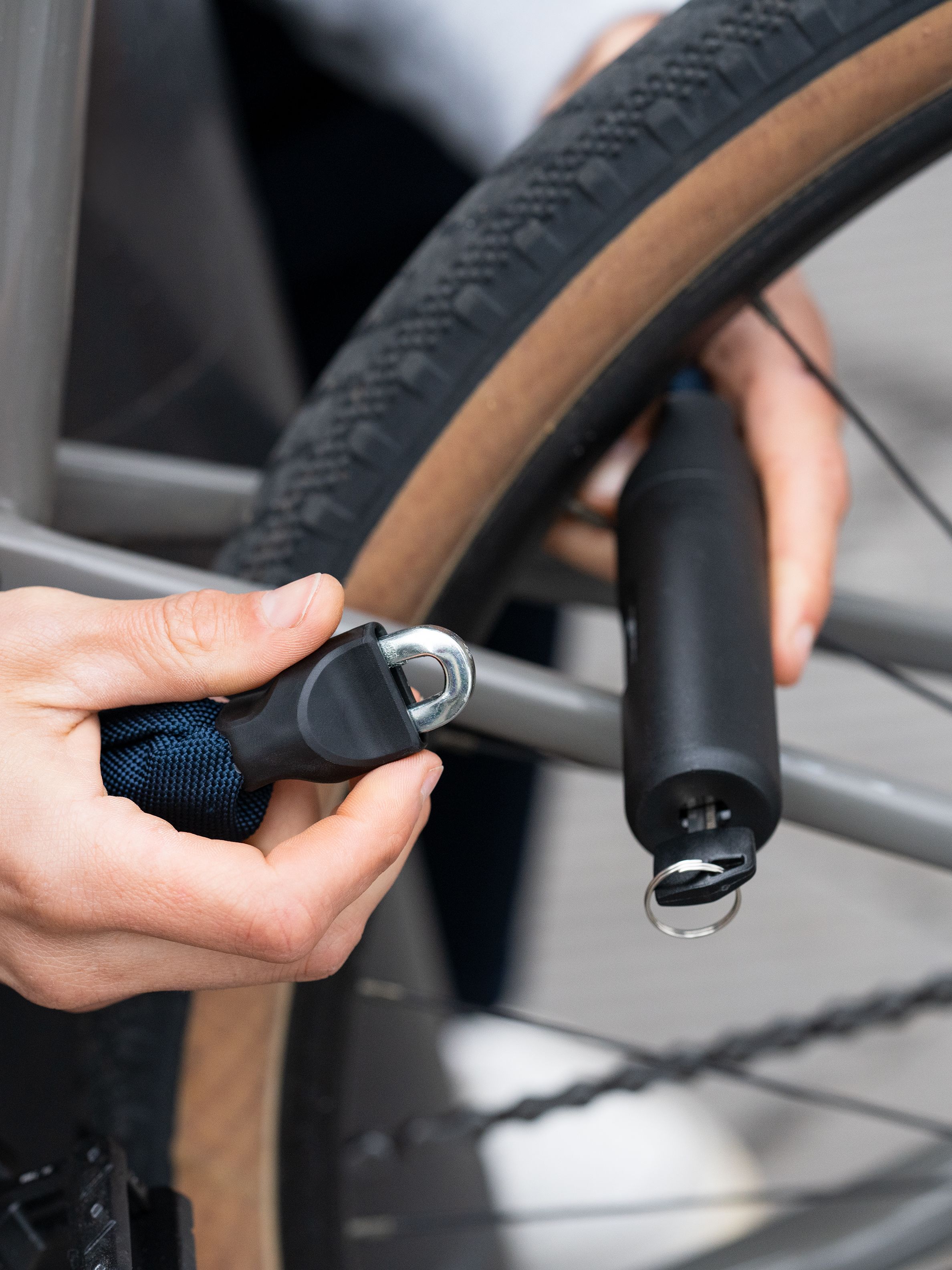 Nahaufnahme eines Fußes auf dem Pedal eines E-Bikes