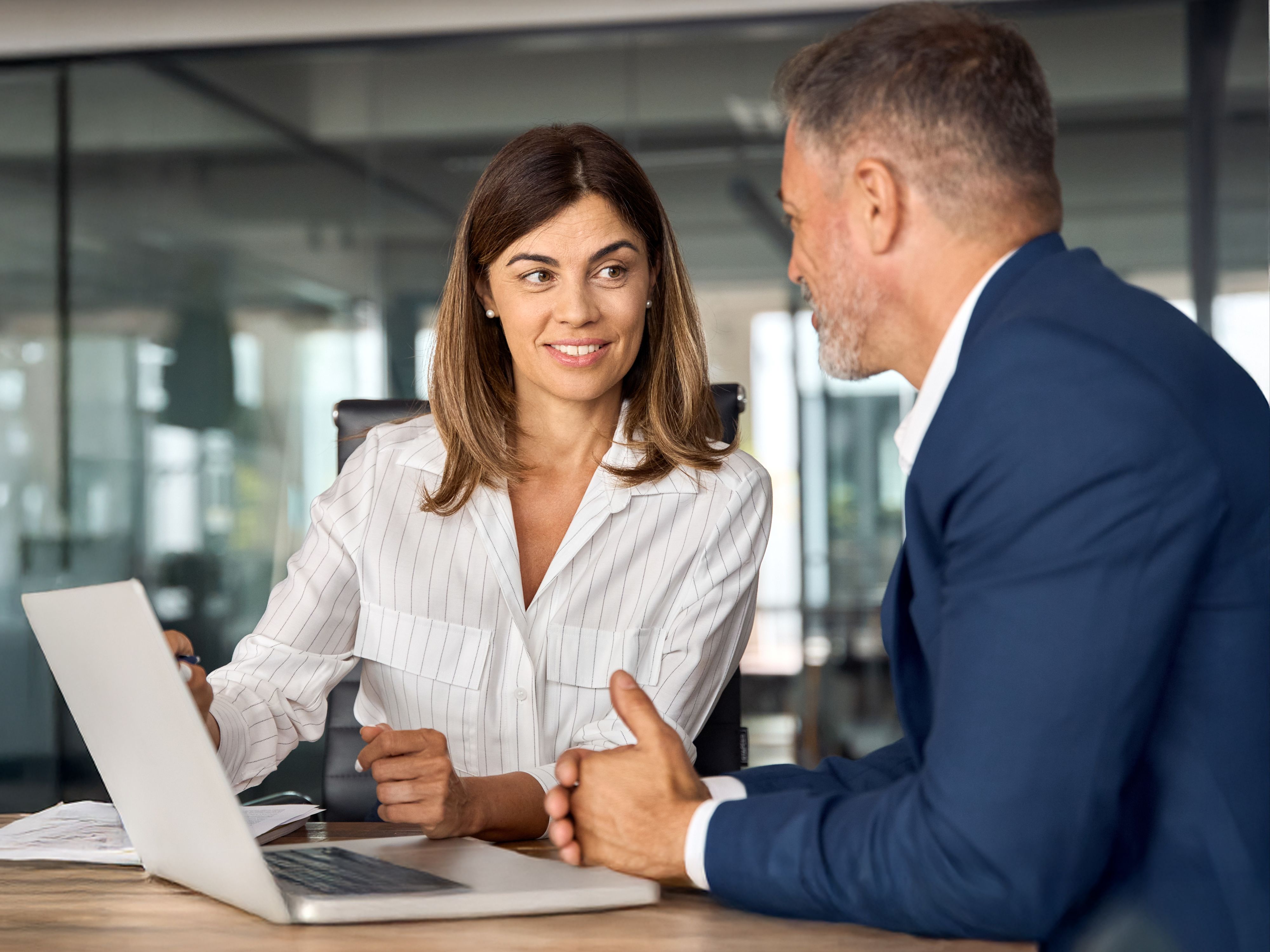 Business Gespräch im Büro
