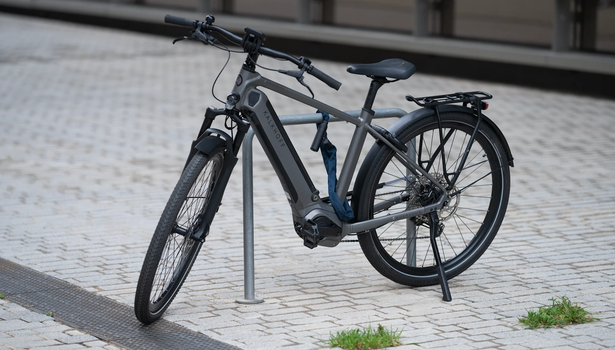 (VL 2025) E-Bike mit Schloss angekettet