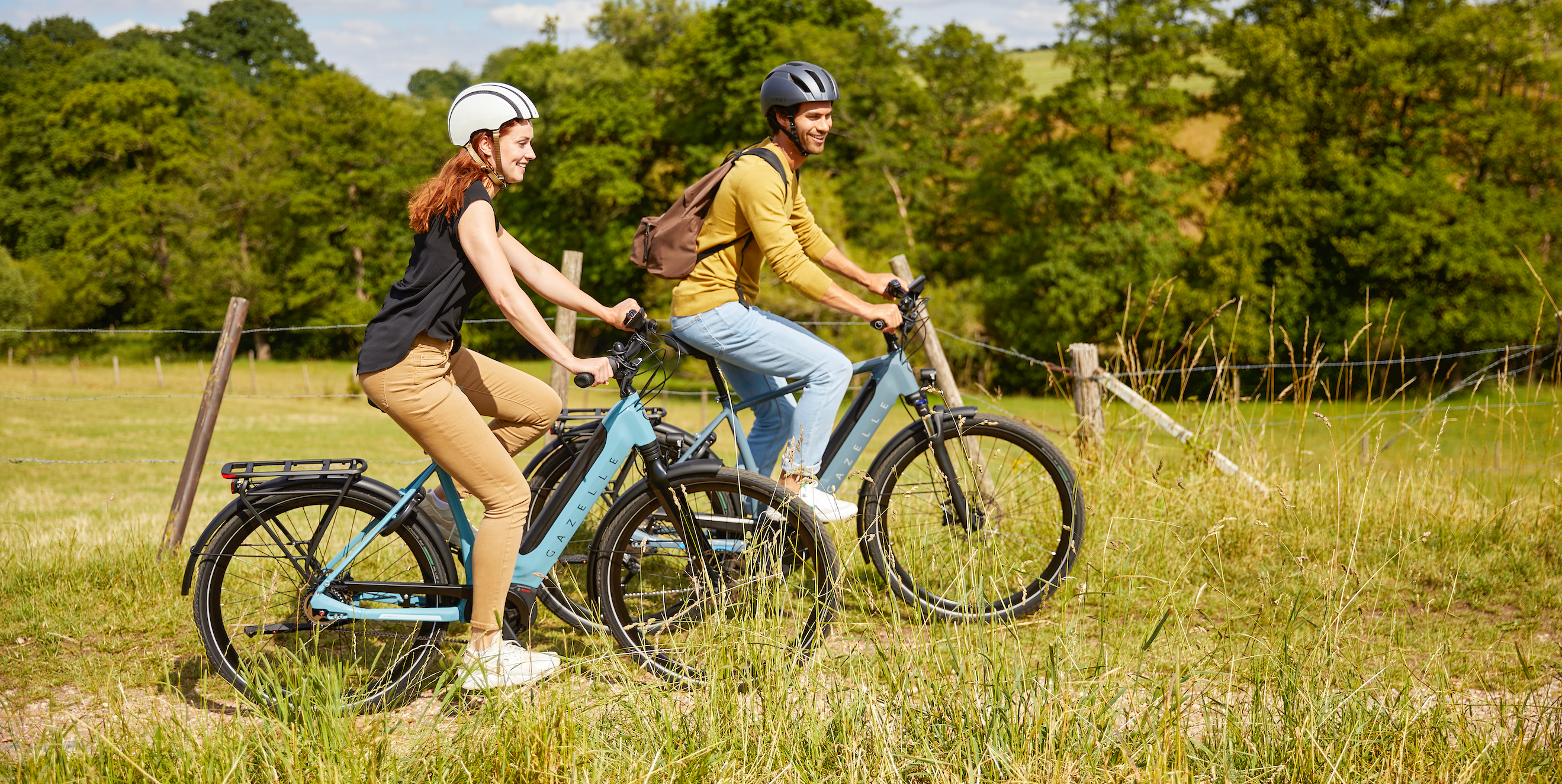 Zwei Fahrradfahrer die durch die Natur fahren