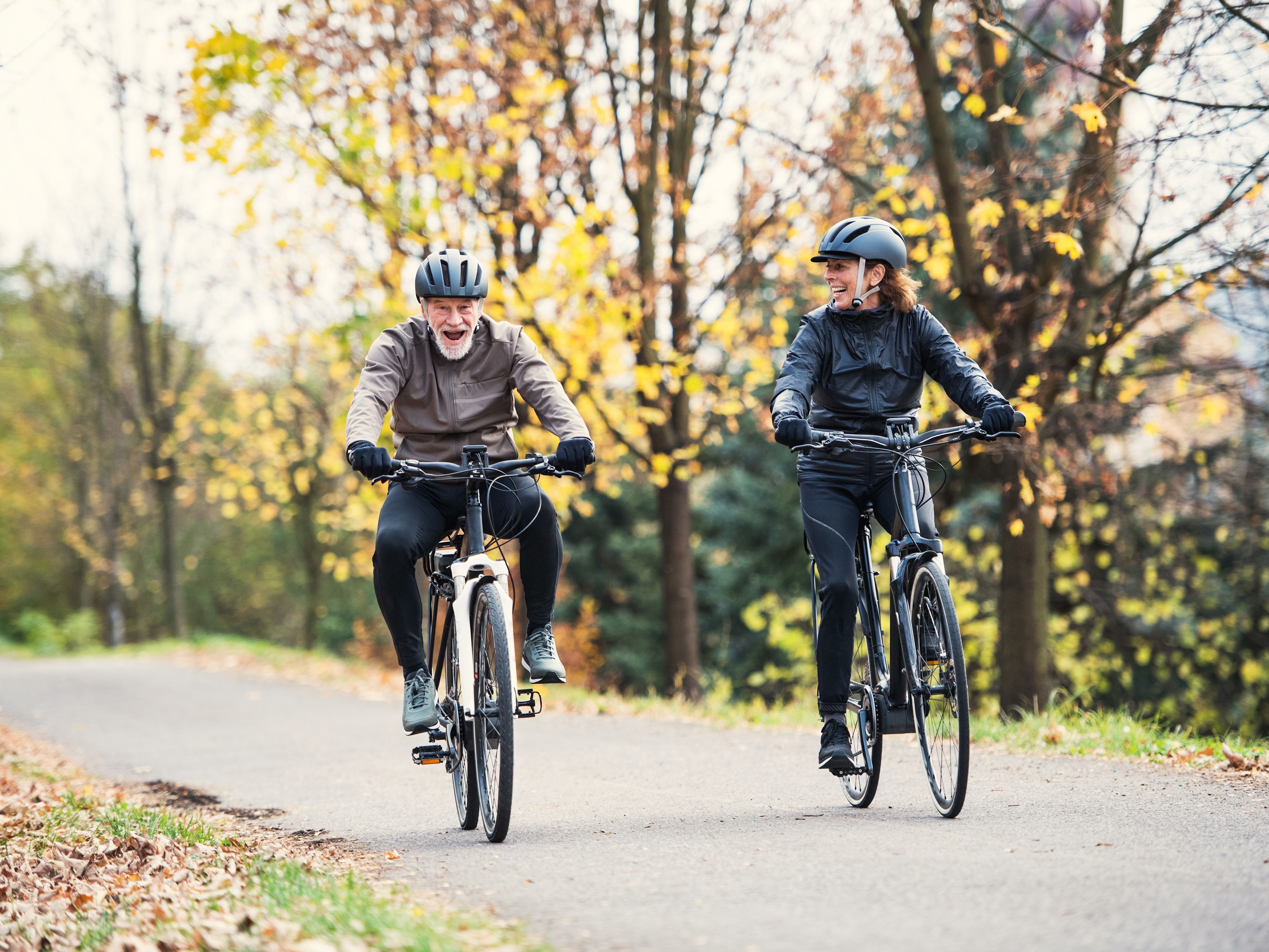 Paar macht Fahrradtour auf E-Bikes