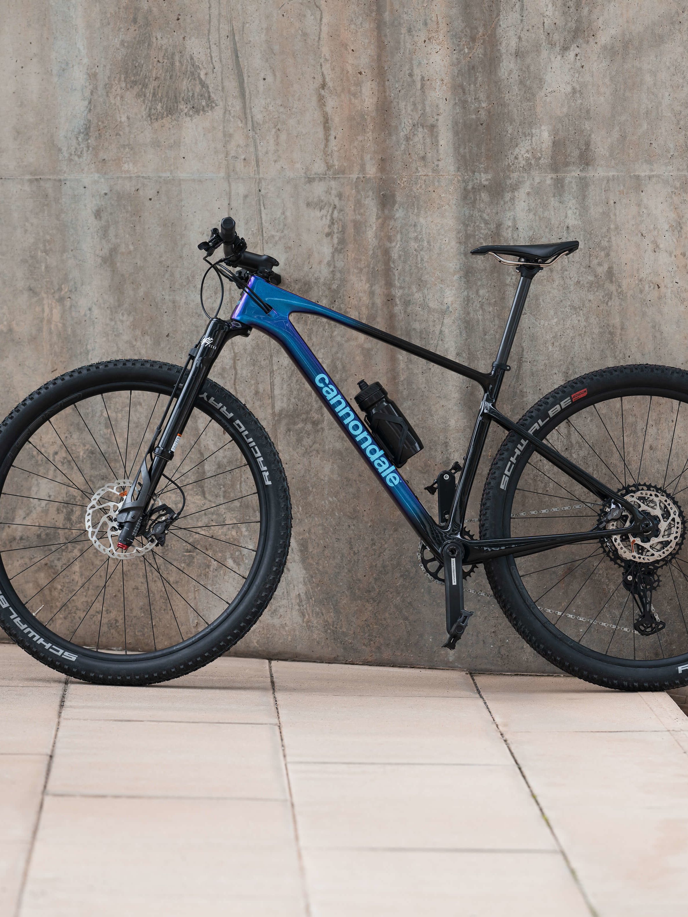 Fahrrad, das an einer Wand lehnt