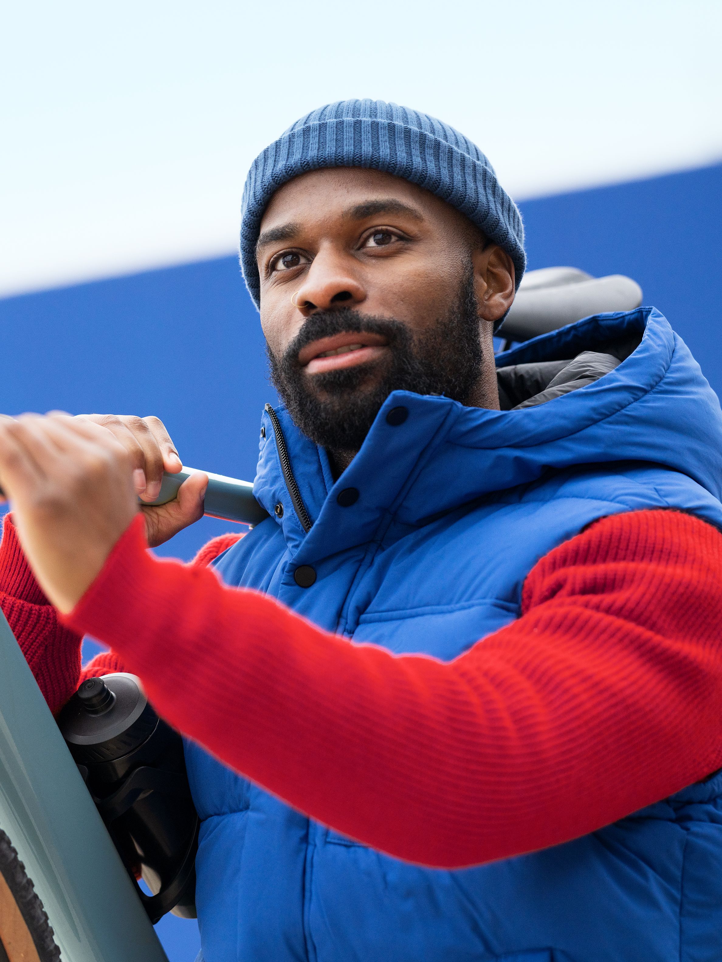 Mann in bunter Kleidung, der schnell eine Straße hinunter fährt.