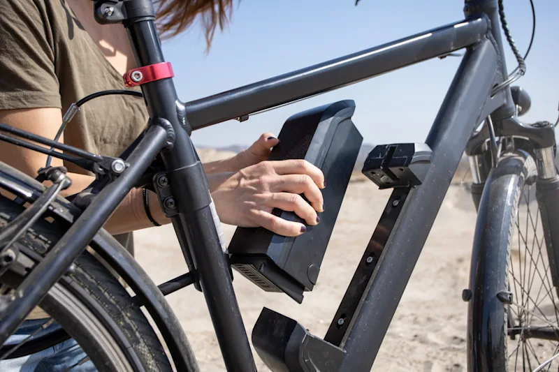 Bild E-Bike roter Hintergrund (Digitalkampagne)