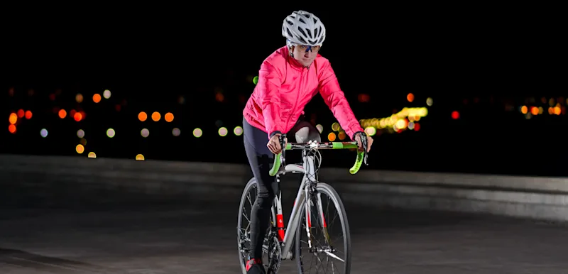Fahrrad fahren nachts (quer)