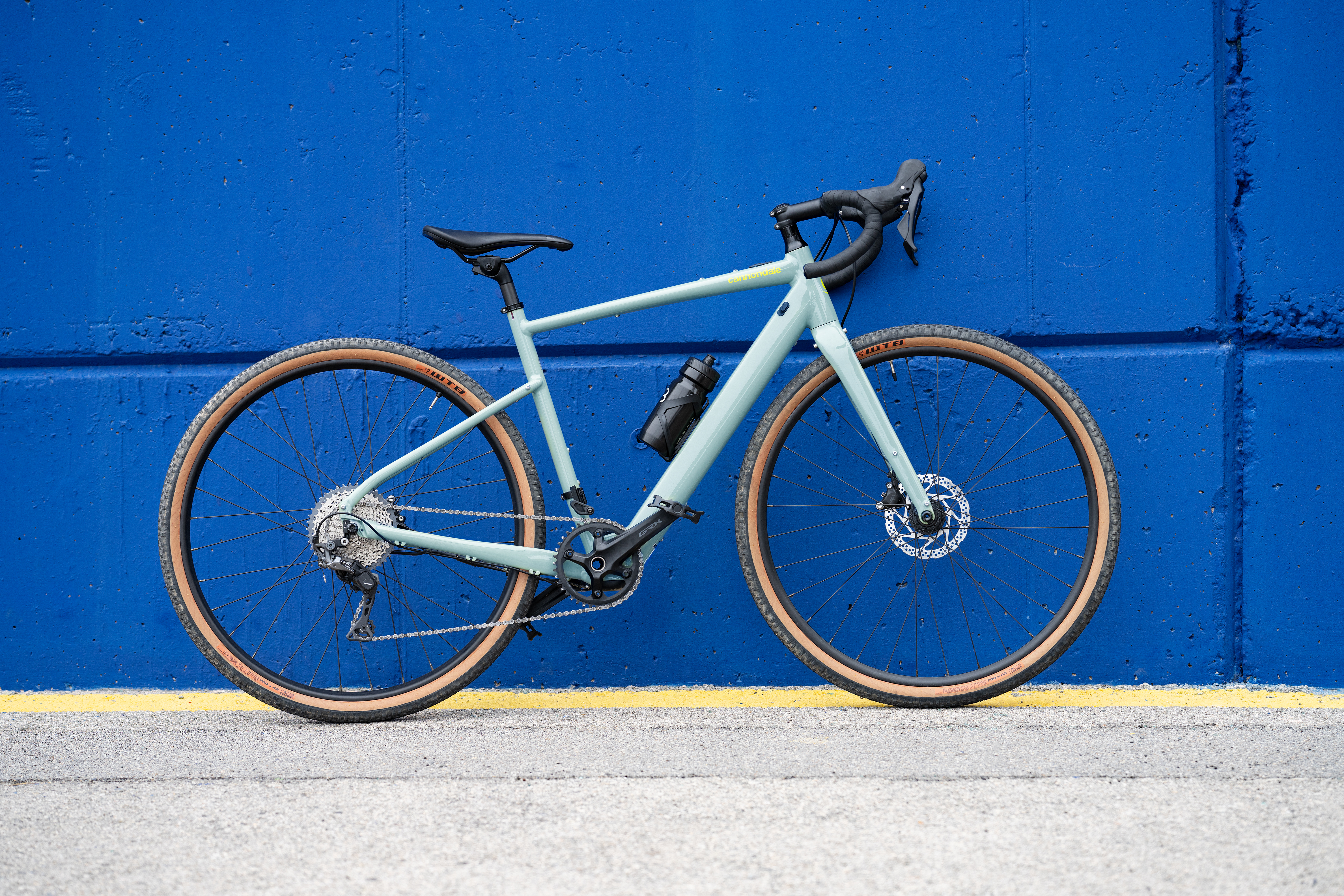 Rennrad vor blauer Wand